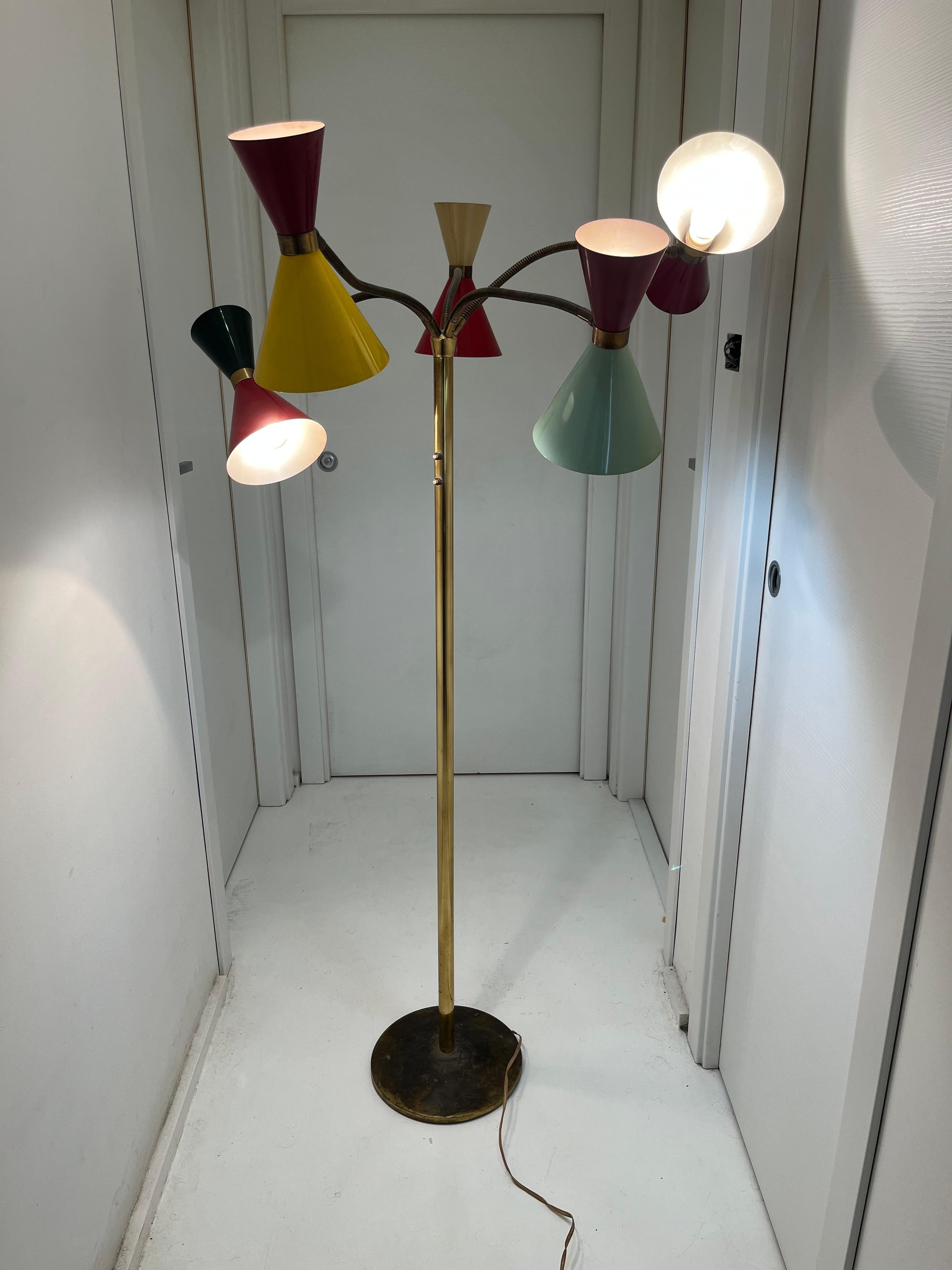 Mid-Century 5-arm 10-light brass and enamelled aluminum floor lamp attributed to Stilnovo, 1950s
The arms have double lighting, both in the upper and lower part, e14 lamps above and E27 below.


Complete and in good condition.