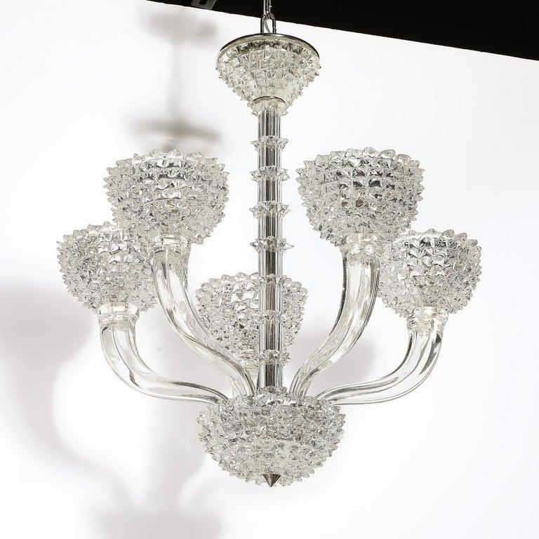 Questo squisito lampadario a cinque bracci in vetro di Murano soffiato a mano del metà del secolo scorso con dettagli in rostrato di Barovier&Toso proviene dall'Italia, CIRCA 1945. Presenta un bellissimo motivo rostrato che adorna ogni elemento del
