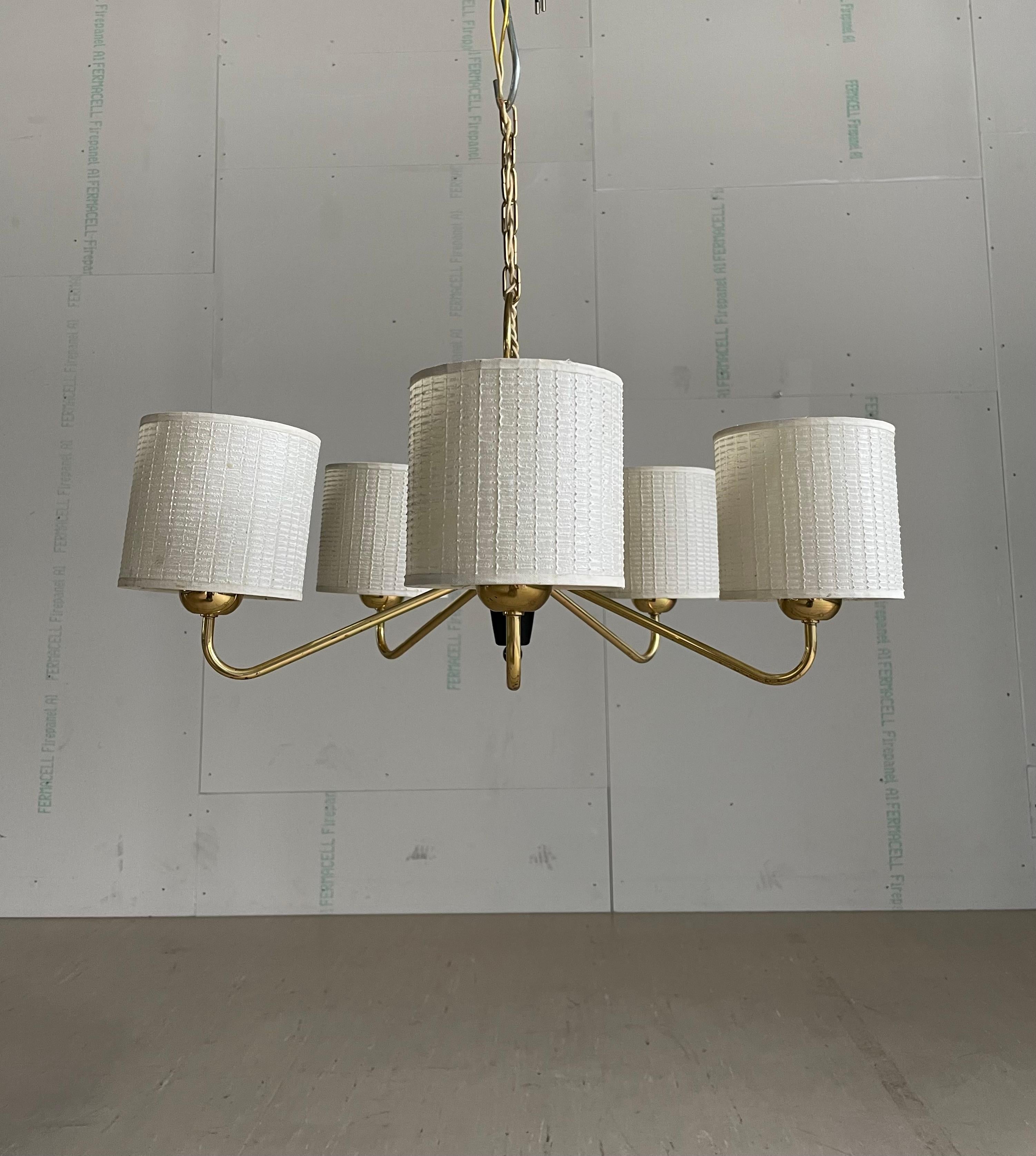 Metà XX secolo Lampada da soffitto in ottone a 5 elementi del Mid Century in vendita