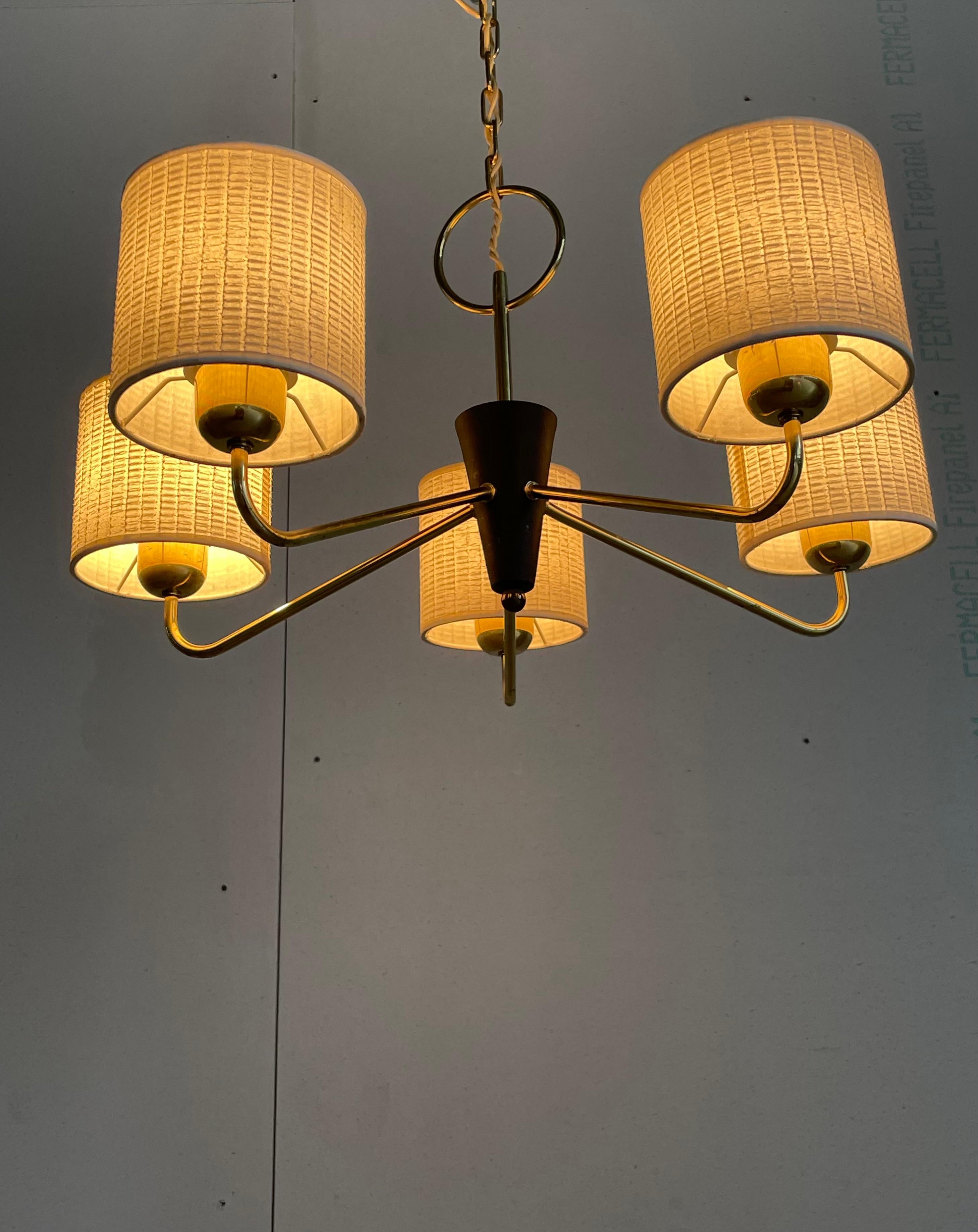 Lampada da soffitto in ottone a 5 elementi del Mid Century in vendita 2
