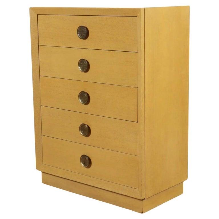 Cassettiera alta Mid-Century Finitura bionda con grandi tiretti in ottone. Pulitissimo e pronto all'uso, prodotto negli Stati Uniti intorno al 1950.

Misura 47