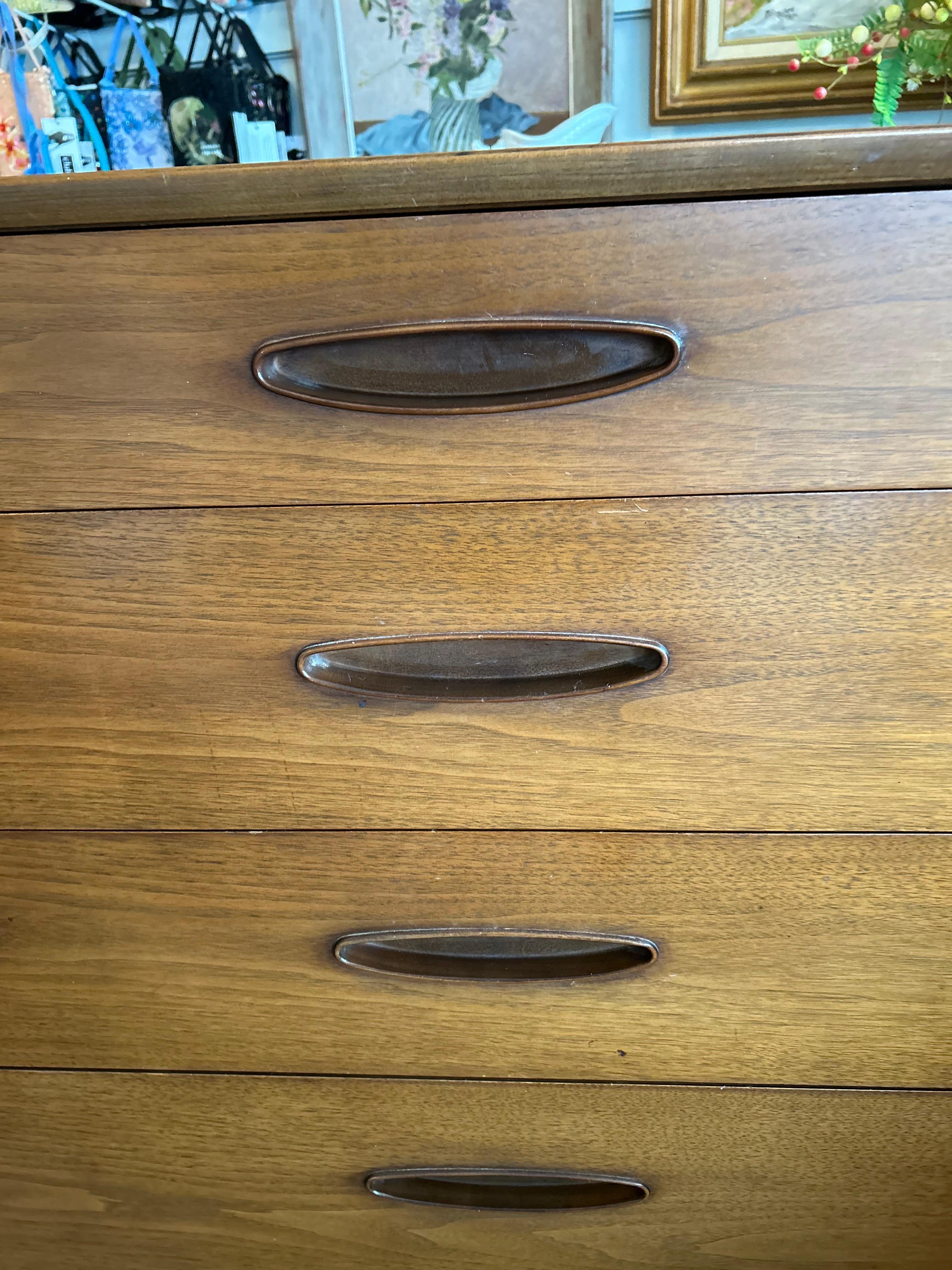 Mid-Century Modern  Five Drawer Walnut Dresser from Circa 60 Collection from Henredon. This chest of drawers is a very sturdy piece that certainly captures that MCM vibe wherever placed in a home.

Please see our other listing for matching 8 drawer