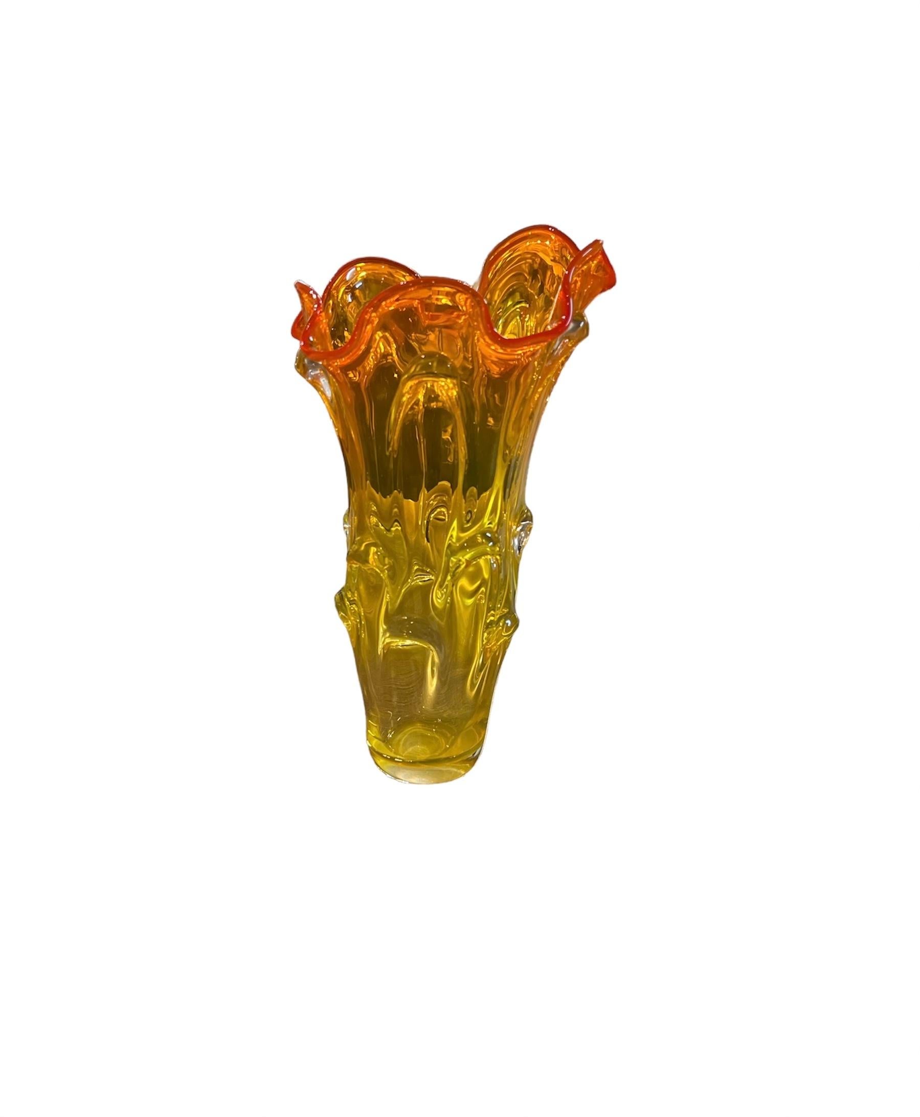 Introduisez une touche d'élégance du milieu du siècle dans votre intérieur avec ce superbe vase antique Swung Amber à 5 doigts, originaire de Slovaquie. Mesurant 7,5 pouces en largeur et en profondeur, et s'élevant à une hauteur gracieuse de 13,5