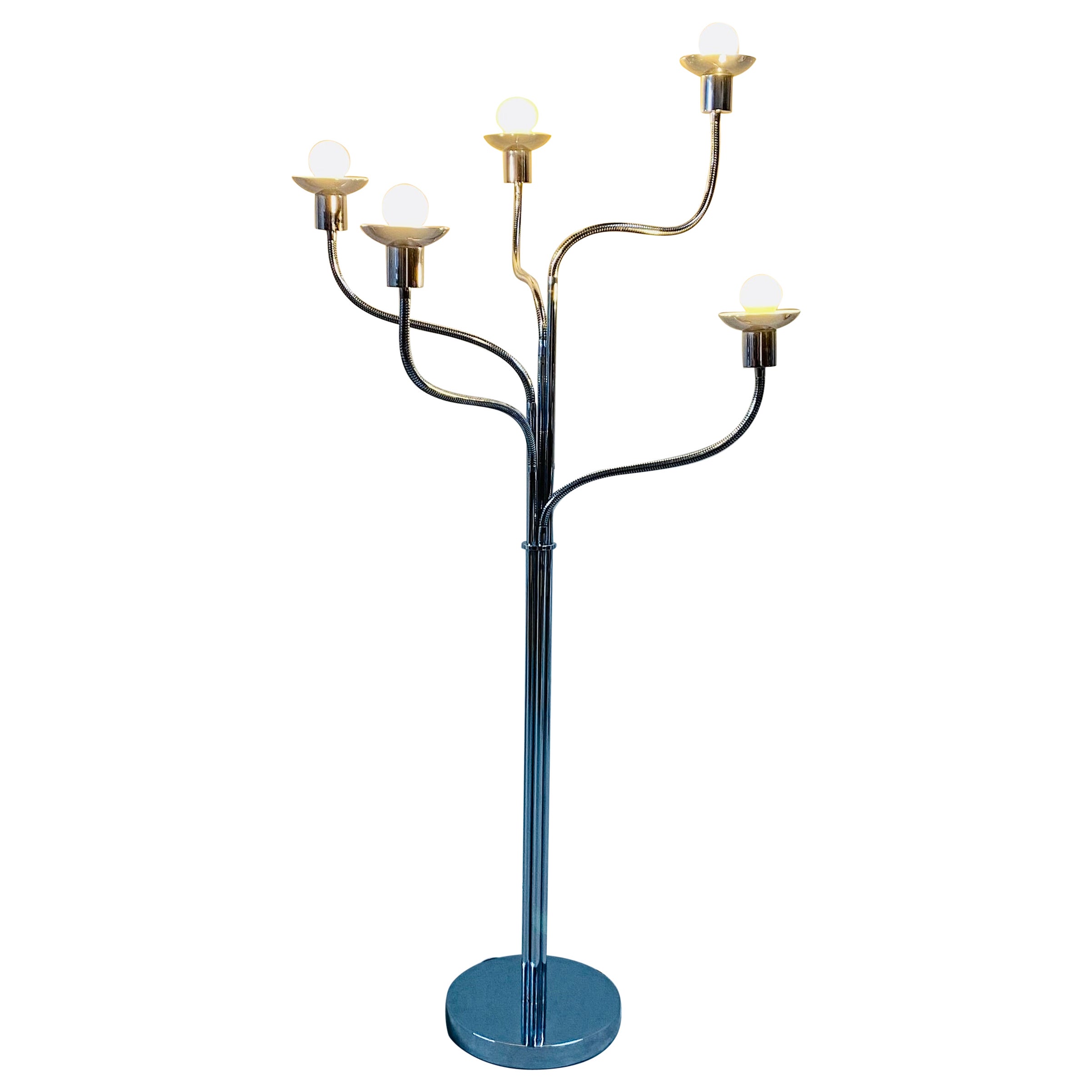 Preciosa lámpara de pie flexible de cinco brazos cromada de diseño italiano de los años 70

Medidas:
Altura: 170 cm 
Anchura: 40 cm 
Profundidad: 40 cm 

Estado:
Buena, desgaste acorde con la edad y el uso. Arañazos y abolladuras en la base
