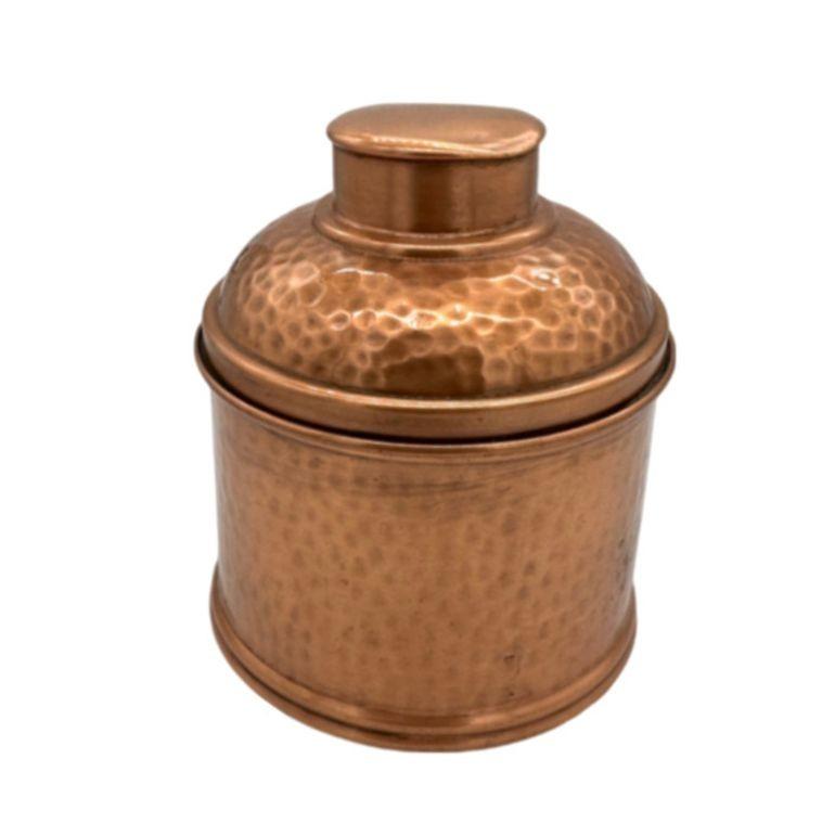 El humidor de la época Art Déco tiene el exterior de cobre martillado a mano, lo que le da un aspecto distintivo con una superficie texturizada.
En el interior. Incluye una tapa hermética y está firmada Revere Rome N.Y.

Revere Rome, N.Y., se fundó