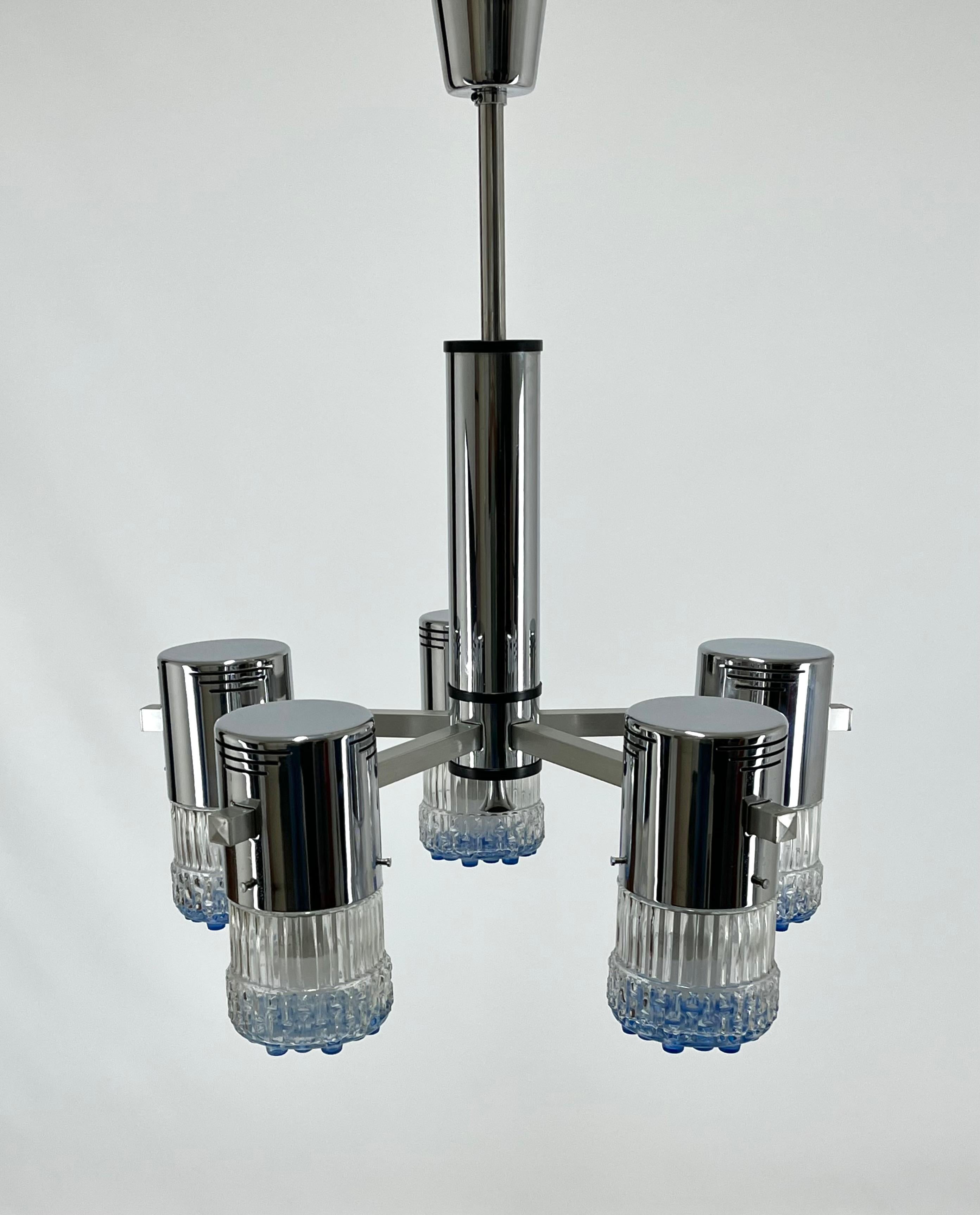 Italian mid-century 5 lights italian chandelier in chrome and glass For Sale