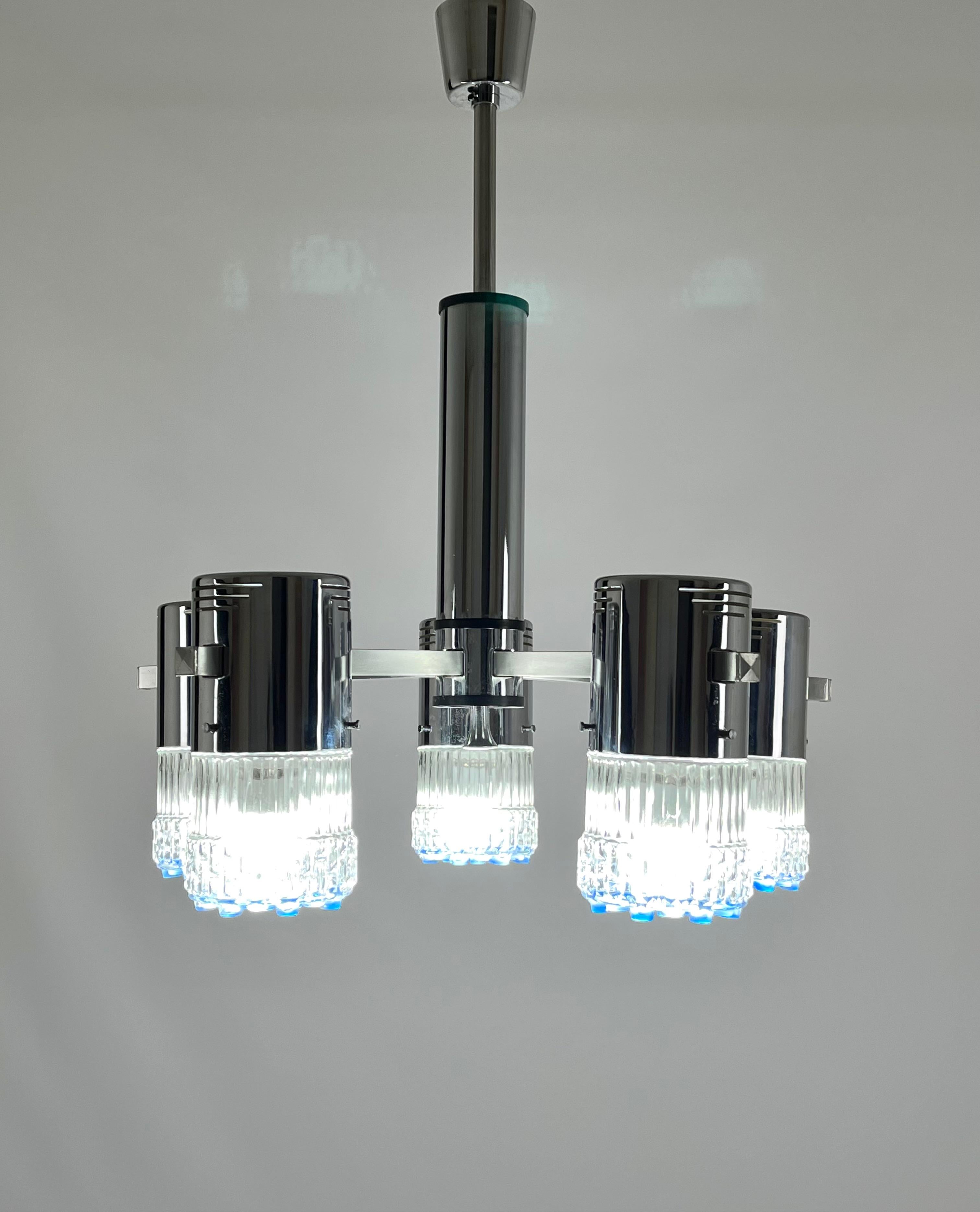 mid-century 5 lights italian chandelier in chrome and glass For Sale 1