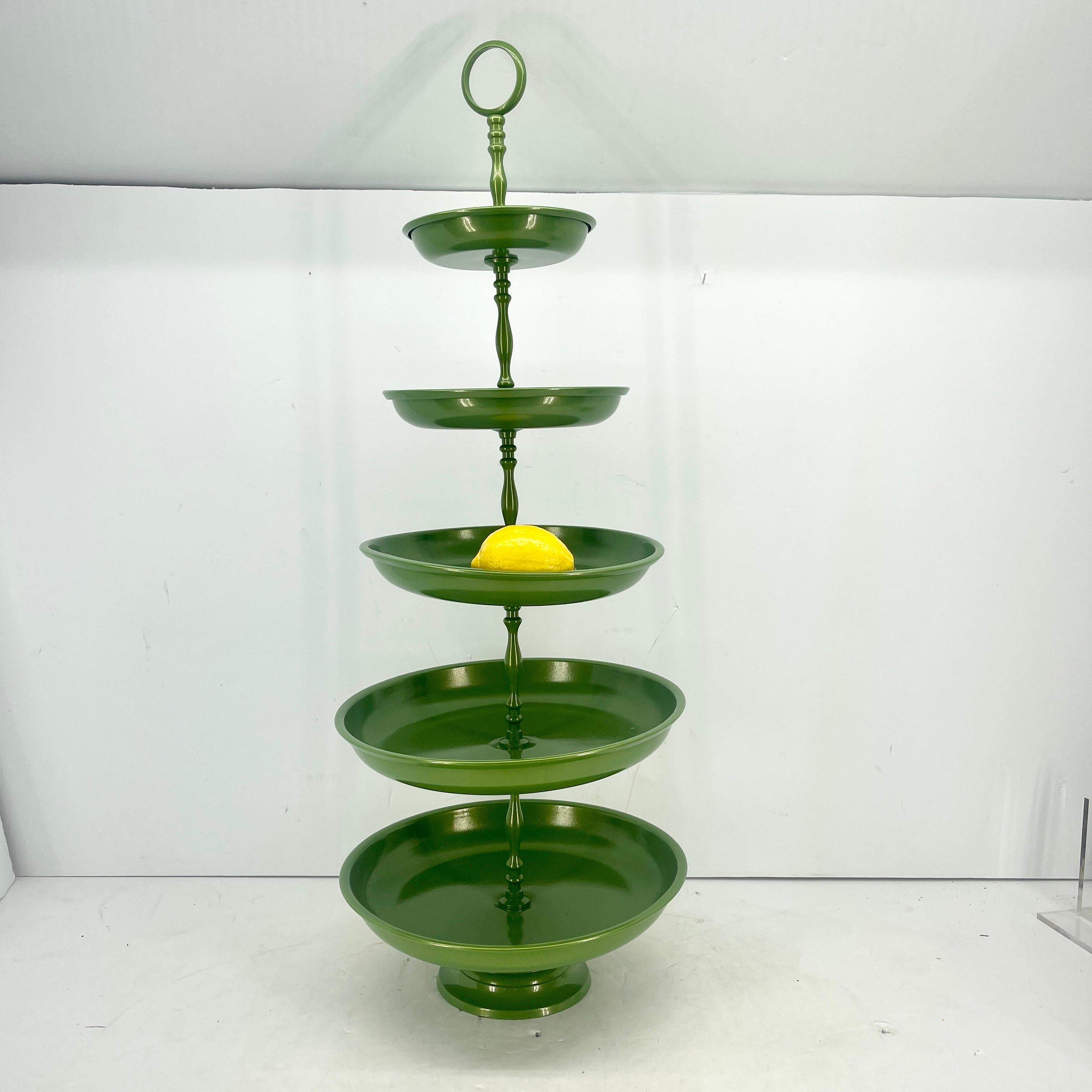 Verniciatura a polvere Vassoio centrotavola con piedistallo verde a 5 livelli del Mid-Century in vendita
