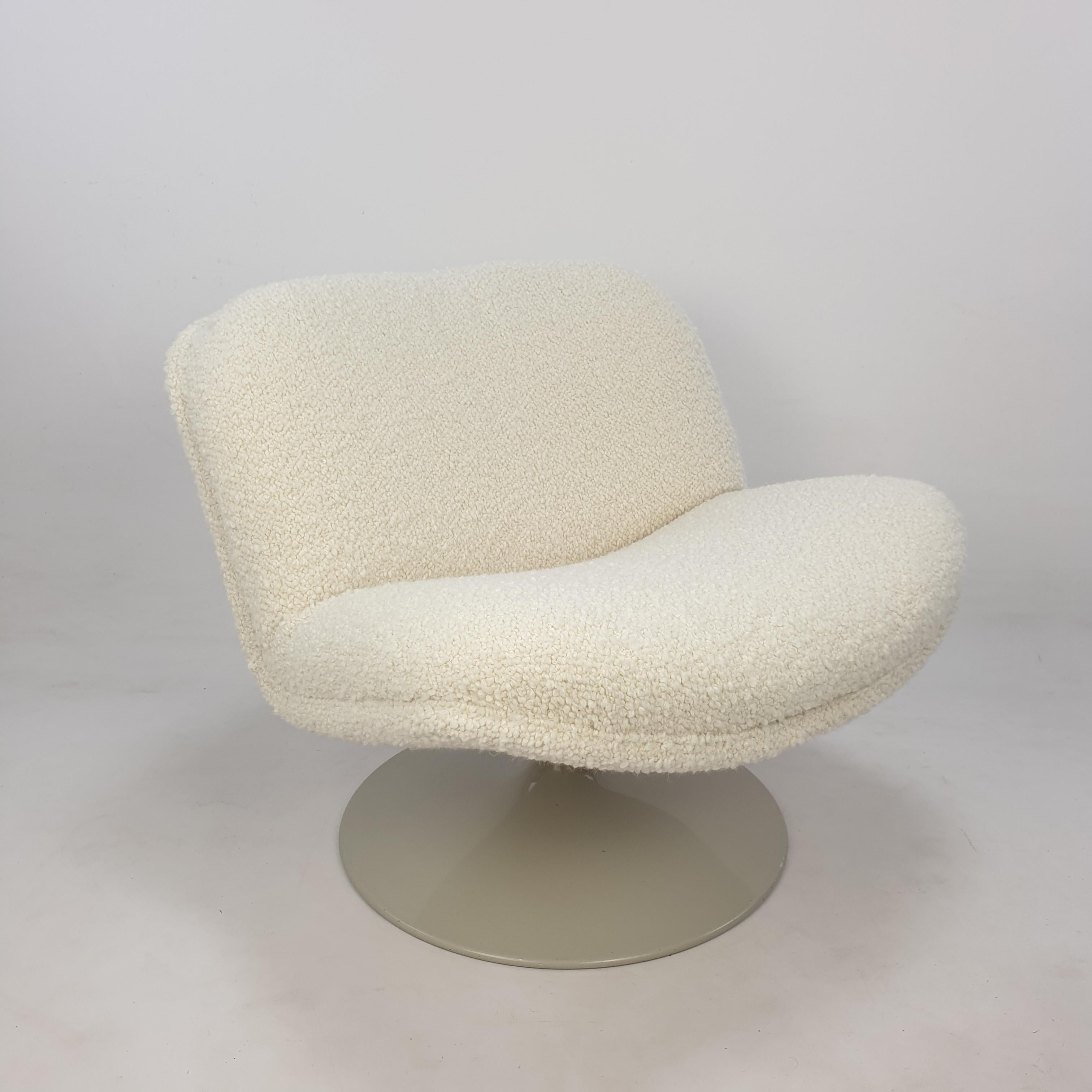 Very cute and comfortable lounge chair designed by Geoffrey Harcourt in the 70's.
Manufactured by the famous Dutch company Artifort.
 
It has just been reupholstered with lovely and soft Italian bouclé wool fabric.