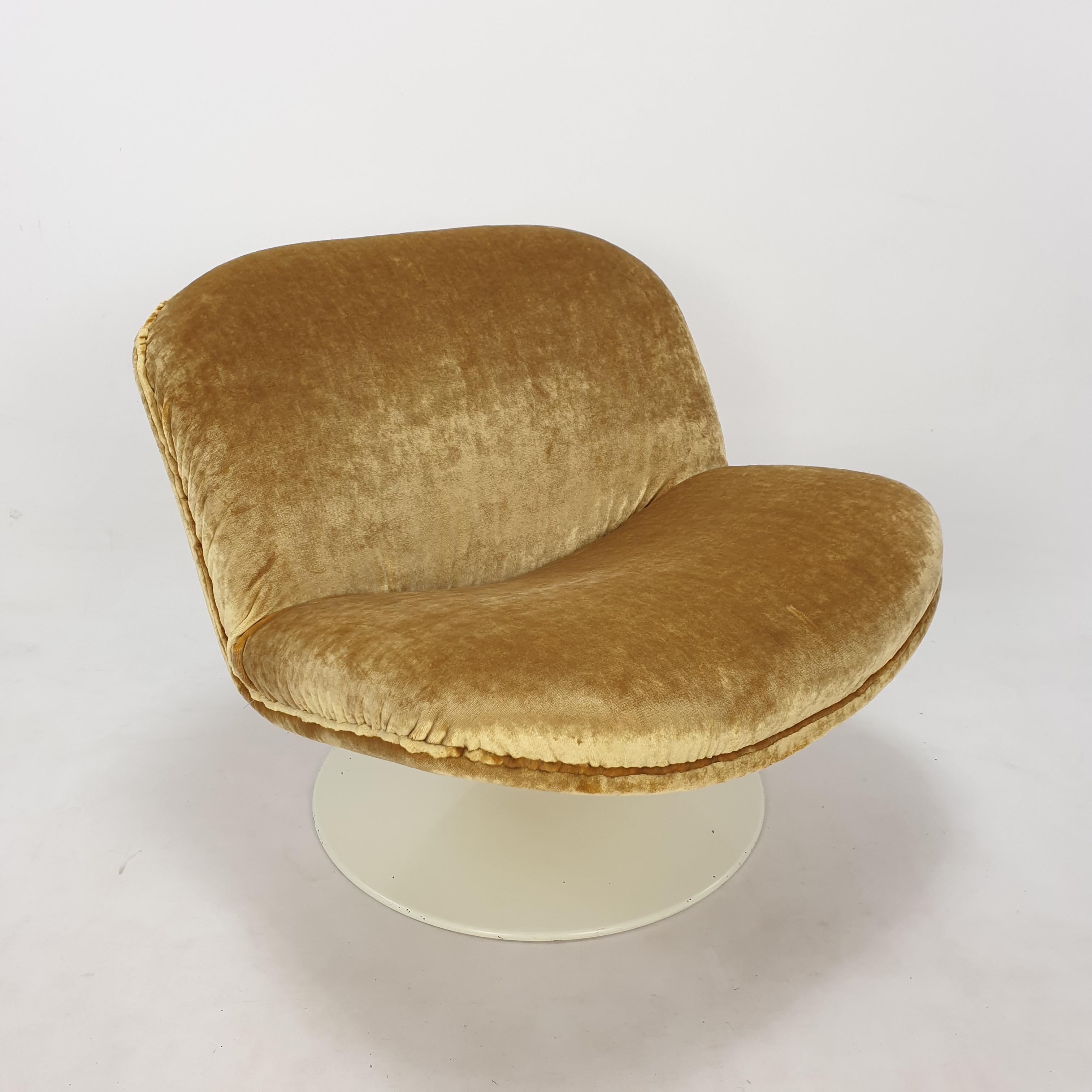 Very cute and comfortable lounge chair designed by Geoffrey Harcourt in the 70's.
Manufactured by the famous Dutch company Artifort.
 
It has just been reupholstered with lovely and soft Teddy Bear fabric.