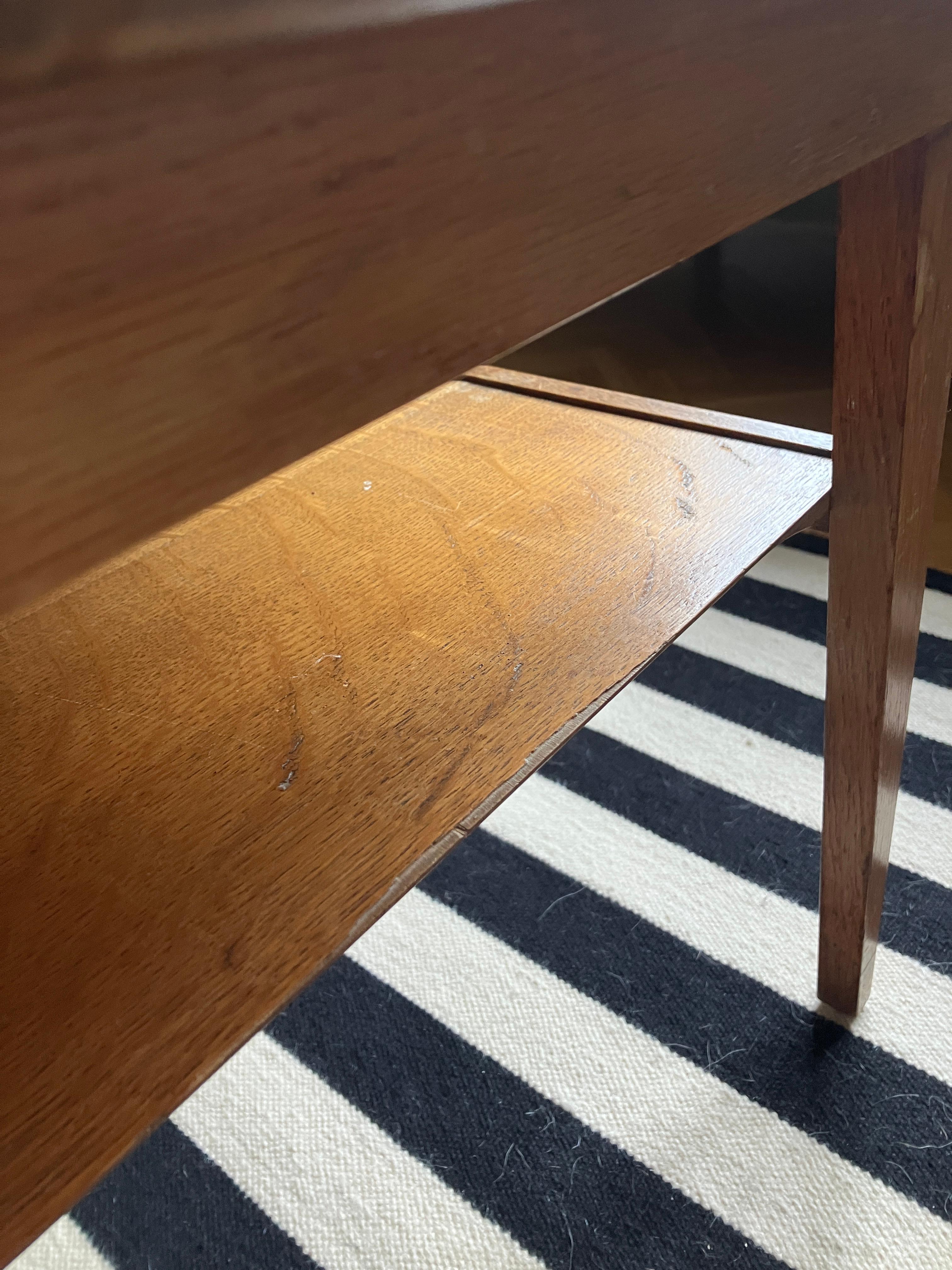 Mid Century 50's English Bent Plywood End Table Couchtisch von Myer (Eichenholz) im Angebot