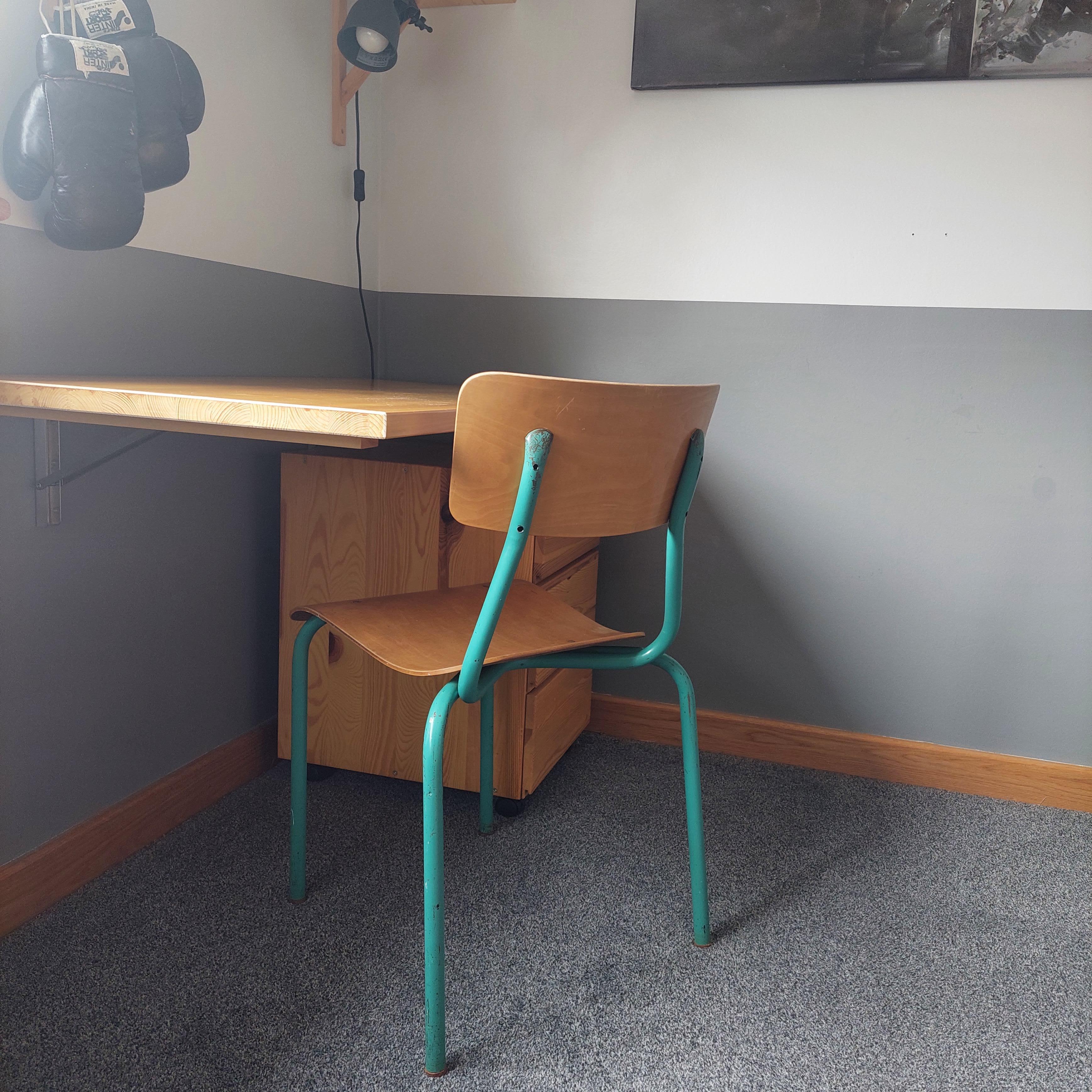 Orignal 1950s Vintage Chair. Turquoise and plywood.
Industrial School Stacking Chair Kitchen Dining Seat Office 1950-1960s
Ideal for any retro or industrail interior, restaurant, cafe, etc.
Adult size
French Mullca style
The Chair has a