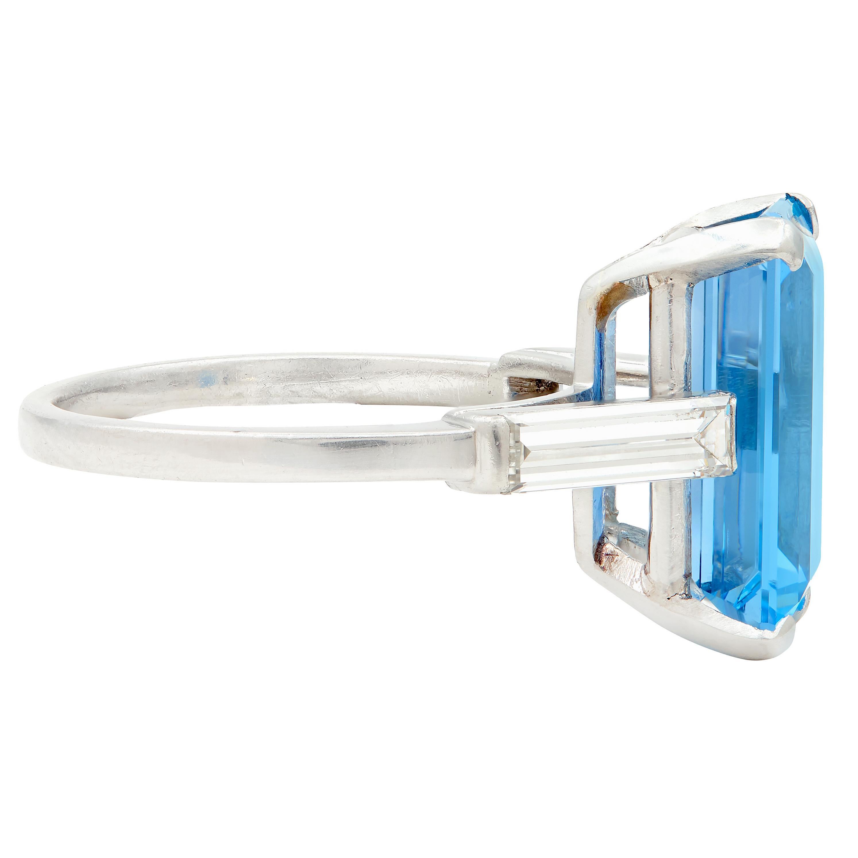 Taglio smeraldo Anello da cocktail vintage in platino con acquamarina e diamante da 5,25 CTW del Mid-Century in vendita