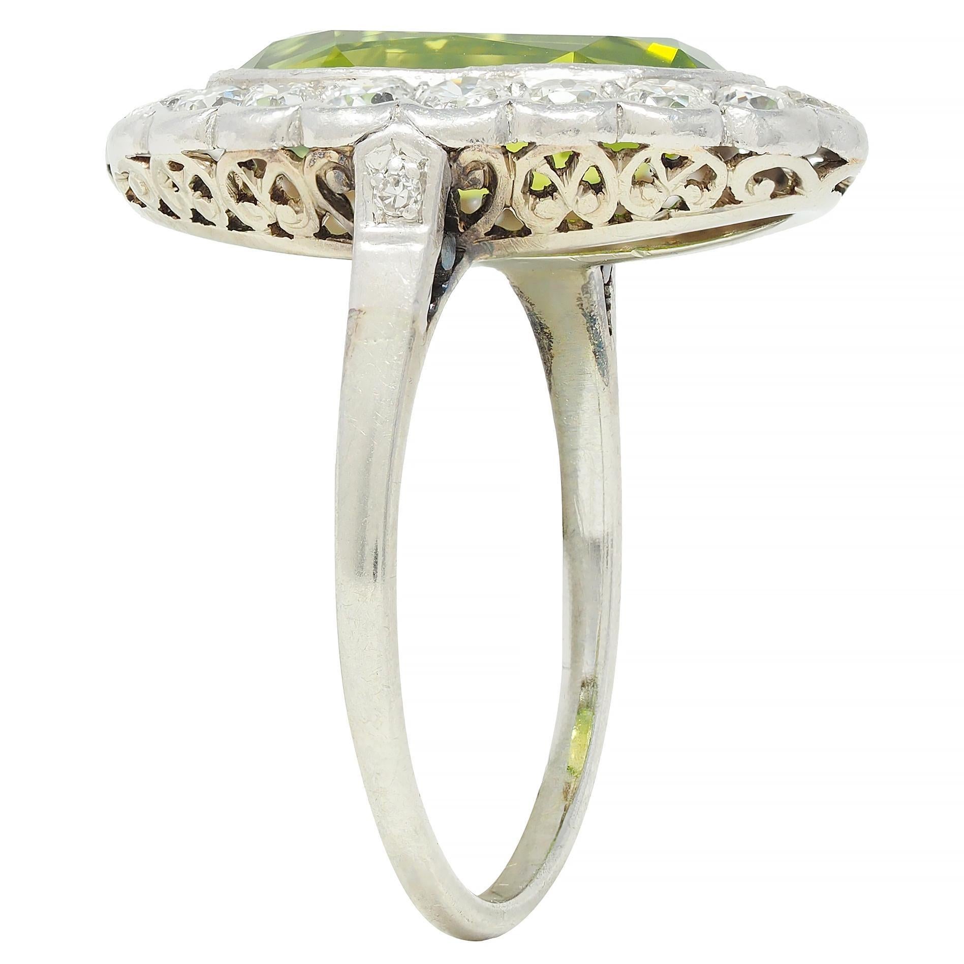 Mid-Century 5.35 CTW Peridot Diamond Platinum 14K White Gold Vintage Halo Ring (Bague Halo Vintage en or blanc) 5