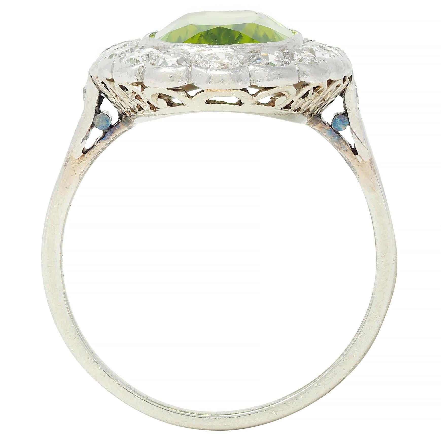 Mid-Century 5.35 CTW Peridot Diamond Platinum 14K White Gold Vintage Halo Ring (Bague Halo Vintage en or blanc) 6