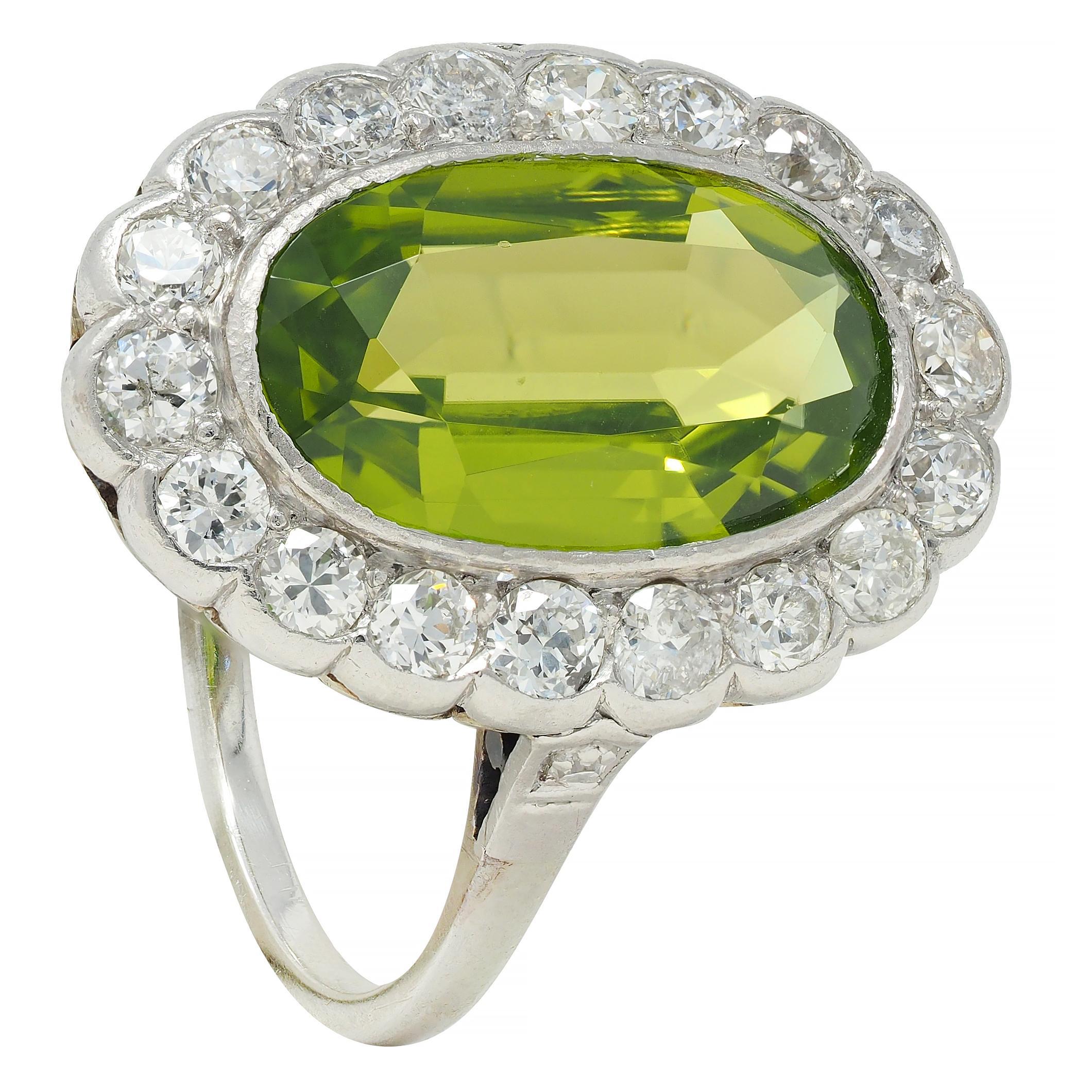 Mid-Century 5.35 CTW Peridot Diamond Platinum 14K White Gold Vintage Halo Ring (Bague Halo Vintage en or blanc) 7