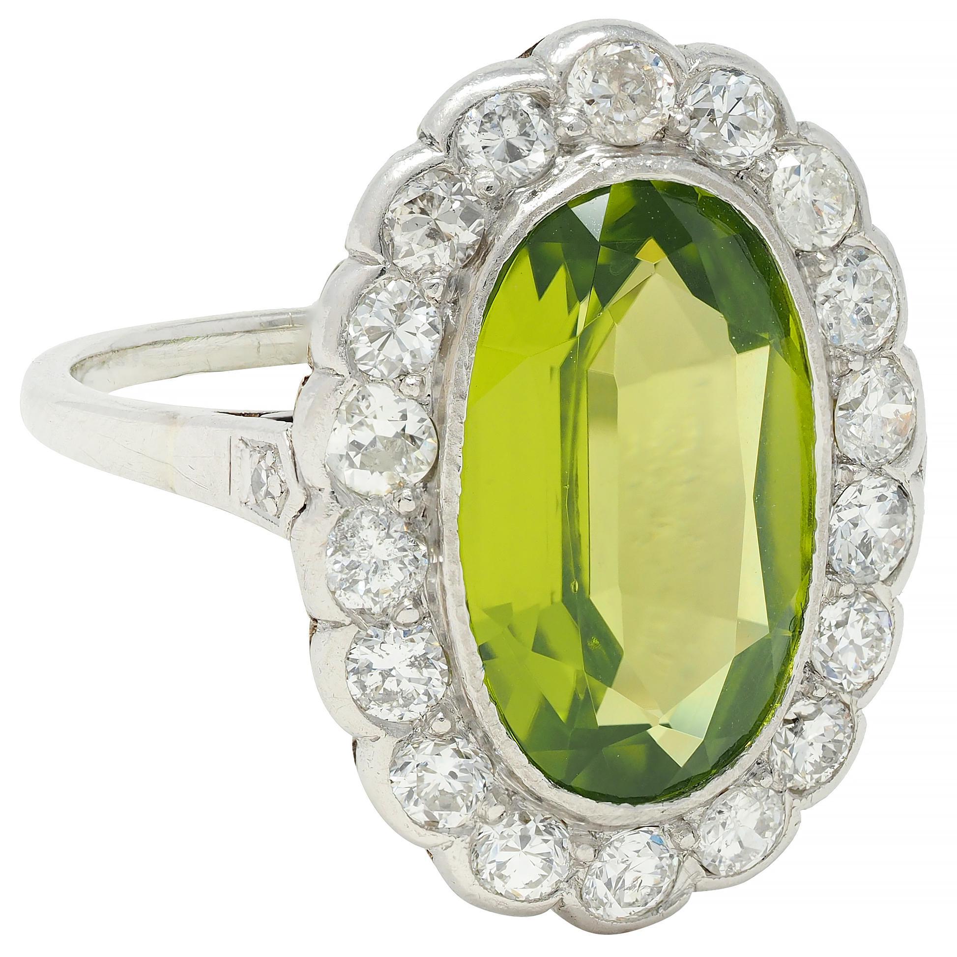 Au centre, un péridot ovale allongé, serti en chaton, pesant environ 3,87 carats au total.
Vert jaunâtre moyen transparent - entouré d'un halo et épaulé d'un chevron
Lunette et perles serties de diamants européens anciens et de taille intermédiaire
