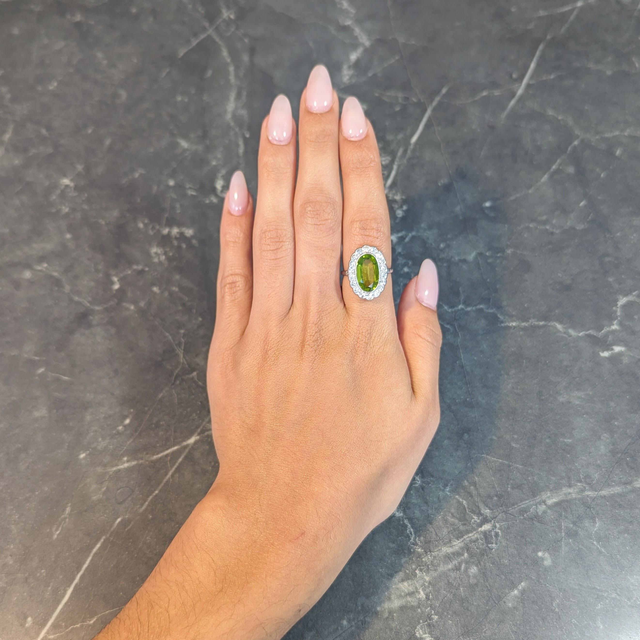 Taille ovale Mid-Century 5.35 CTW Peridot Diamond Platinum 14K White Gold Vintage Halo Ring (Bague Halo Vintage en or blanc)