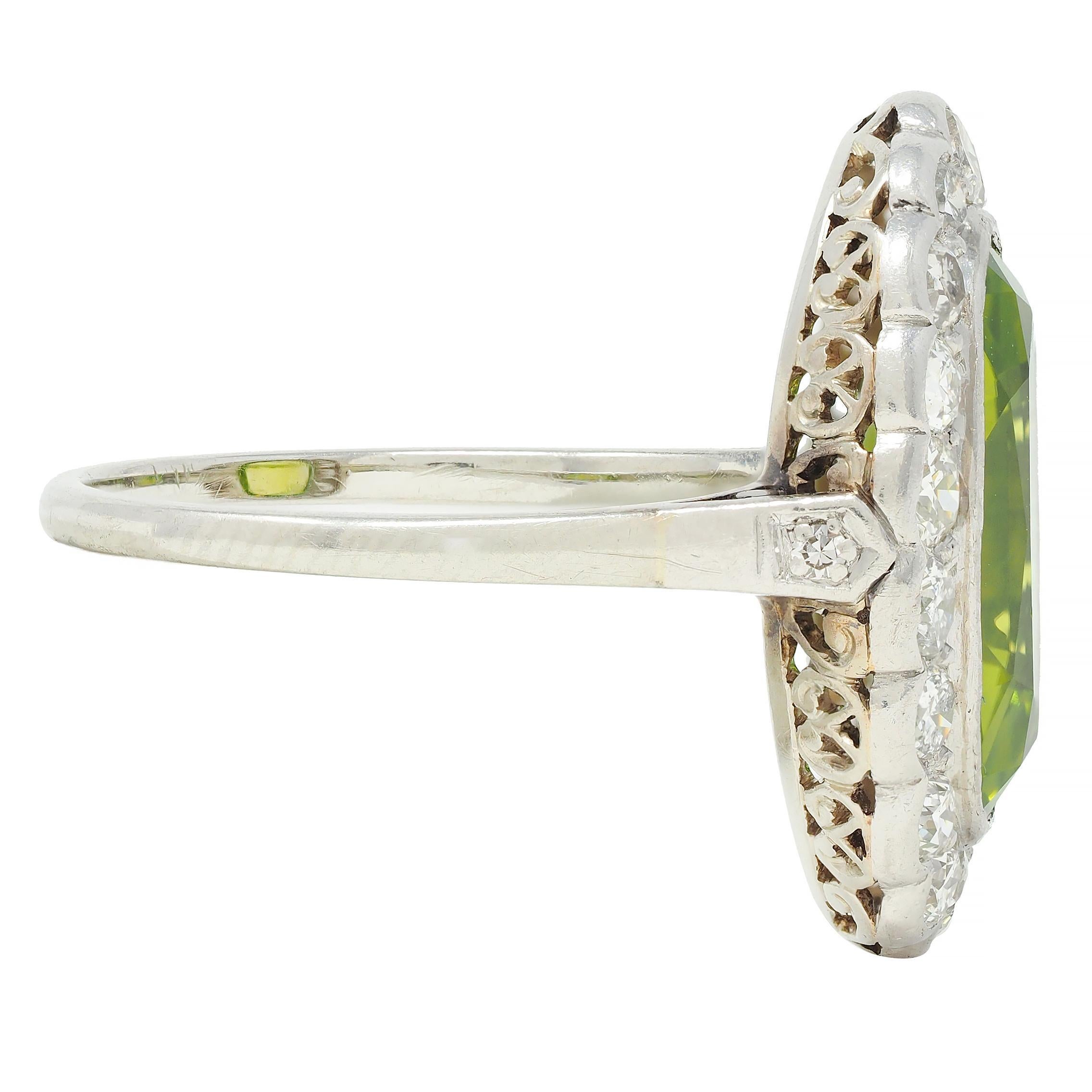 Mid-Century 5.35 CTW Peridot Diamond Platinum 14K White Gold Vintage Halo Ring (Bague Halo Vintage en or blanc) Excellent état à Philadelphia, PA