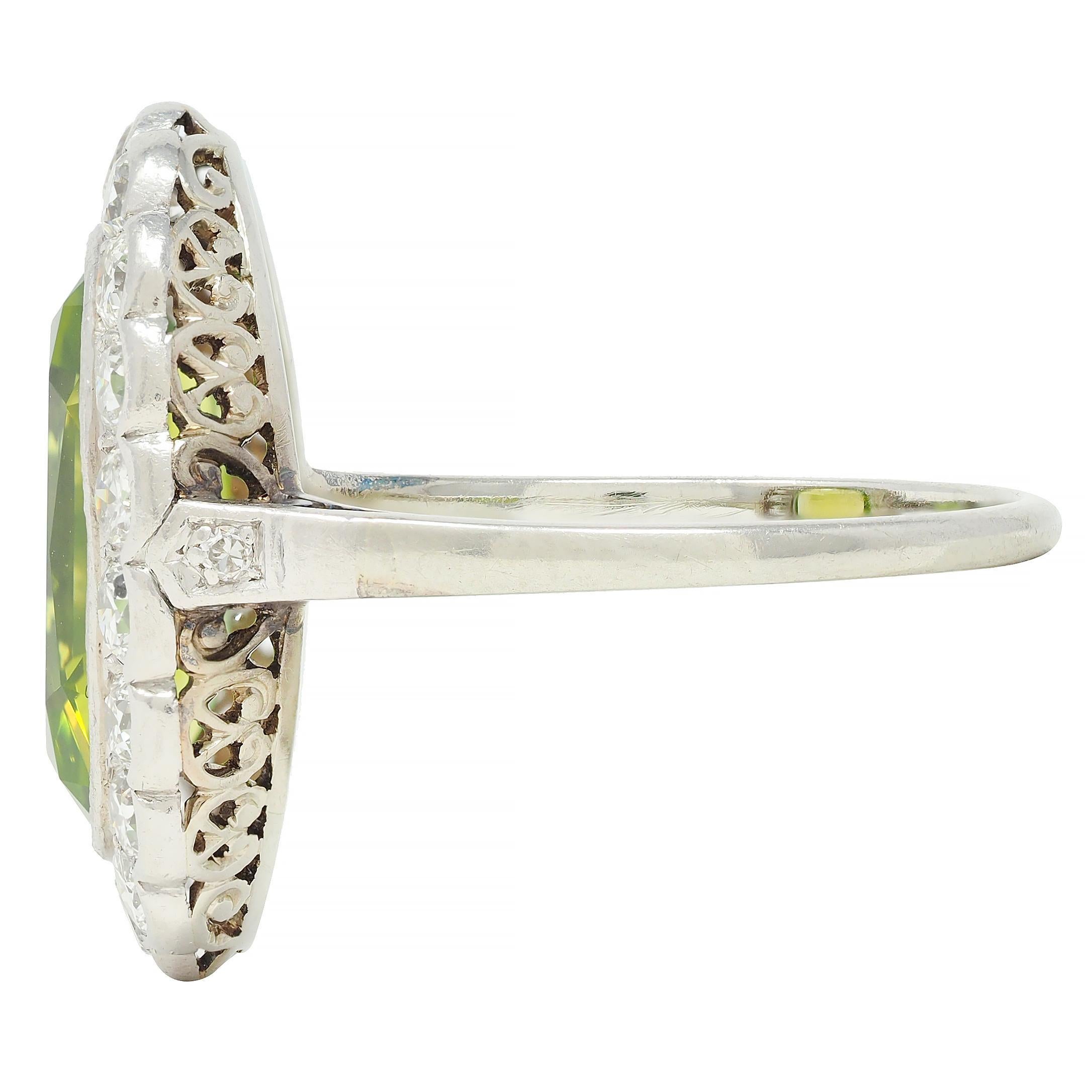 Mid-Century 5.35 CTW Peridot Diamond Platinum 14K White Gold Vintage Halo Ring (Bague Halo Vintage en or blanc) 1