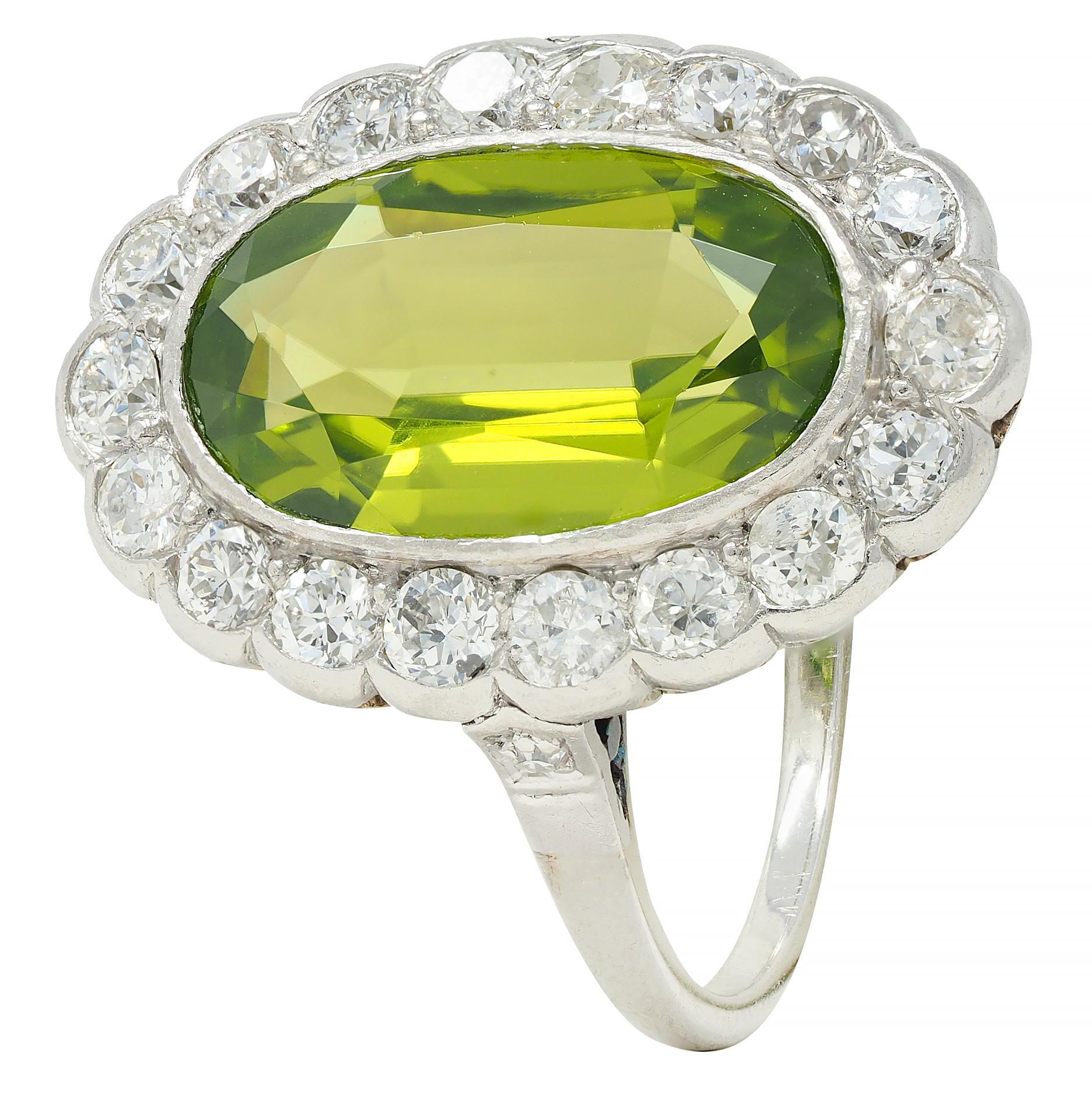 Mid-Century 5.35 CTW Peridot Diamond Platinum 14K White Gold Vintage Halo Ring (Bague Halo Vintage en or blanc) 3