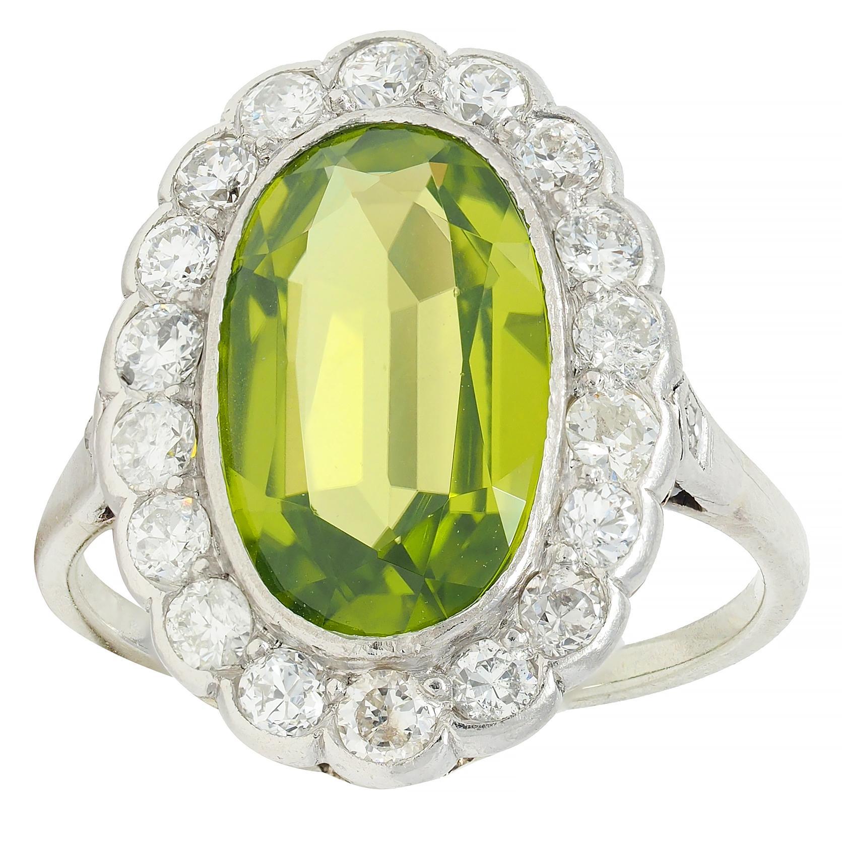 Mid-Century 5.35 CTW Peridot Diamond Platinum 14K White Gold Vintage Halo Ring (Bague Halo Vintage en or blanc) 4
