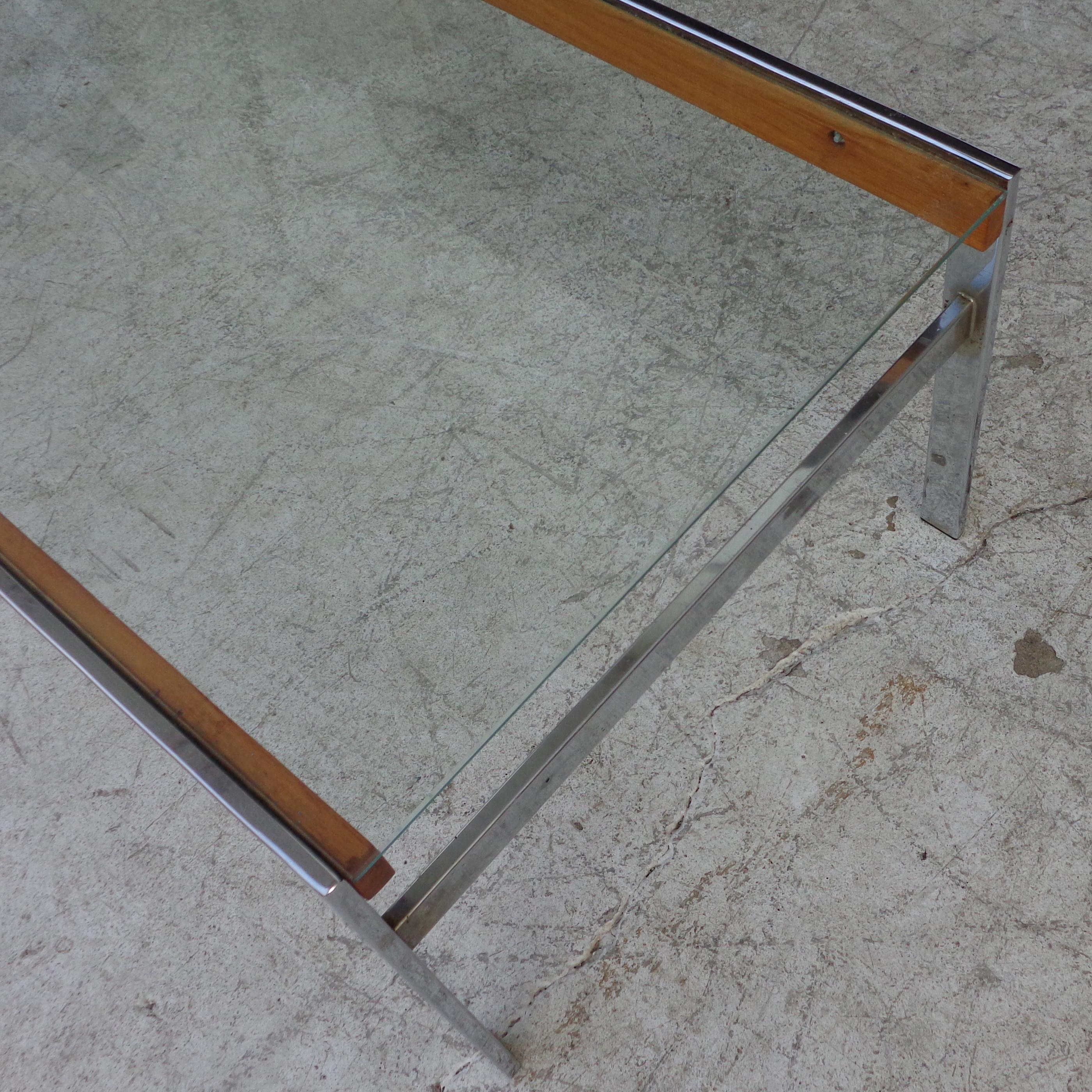 20ième siècle Table basse mi-siècle à plateau en verre et bois chromé en vente