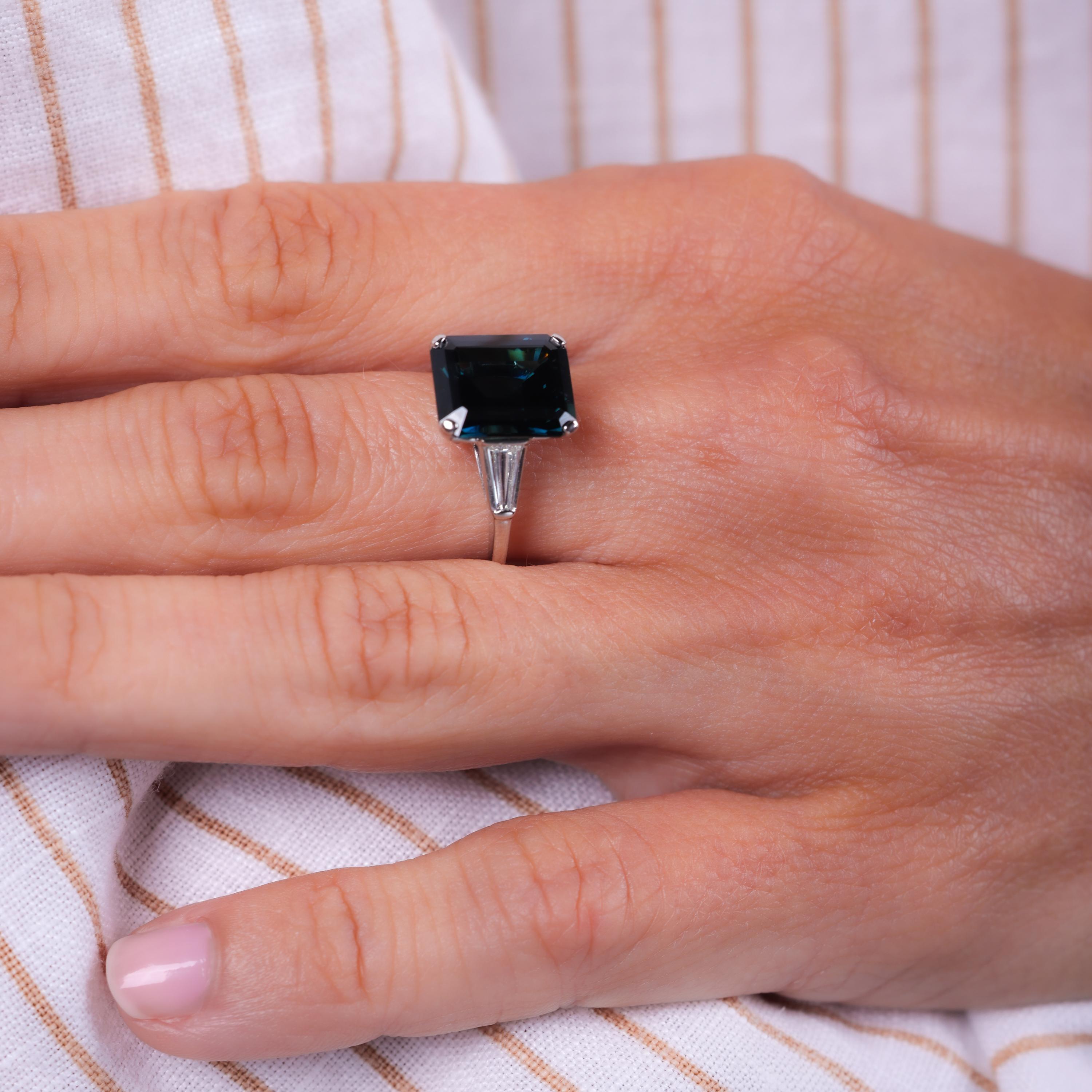 Platinring mit 5.8 Karat Saphir und Diamant aus der Mitte des Jahrhunderts (Smaragdschliff)
