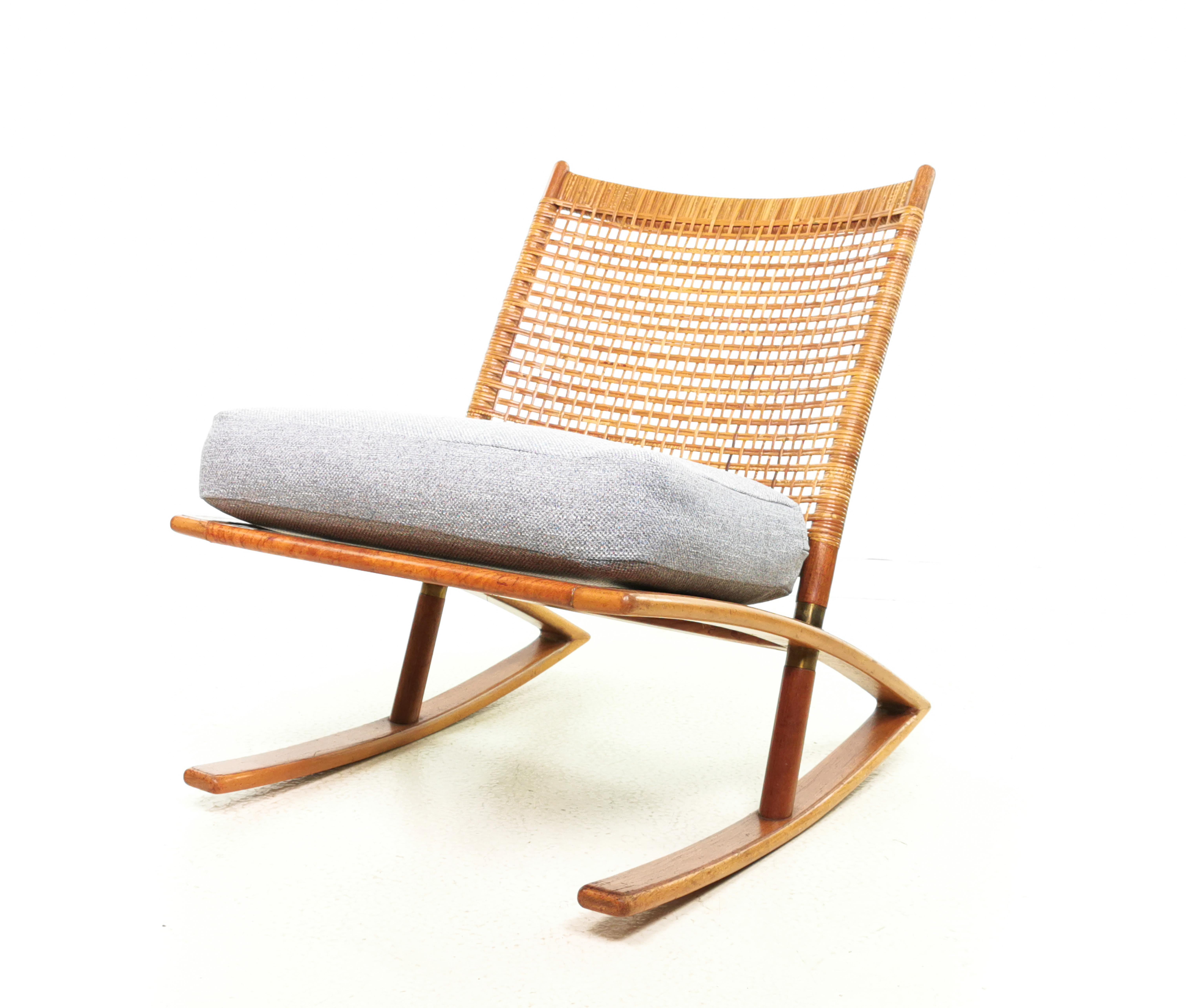 Dänischer Schaukelstuhl Modell 599 von Fredrik Kayser aus der Jahrhundertmitte für Vatne Møbler  

Dieser seltene Schaukelstuhl von Fredrik Kayser wurde um 1960 in Norwegen nach einem dänischen Entwurf hergestellt. Das stromlinienförmige Design