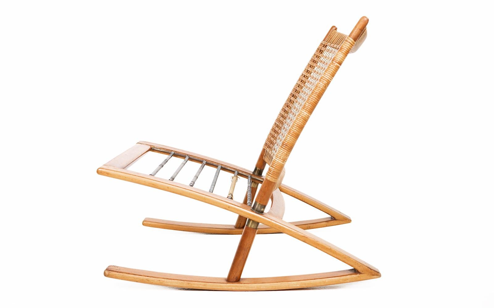 Rocking Chair aus Schilfrohr von Fredrik A Kayser, Mitte des Jahrhunderts (20. Jahrhundert) im Angebot