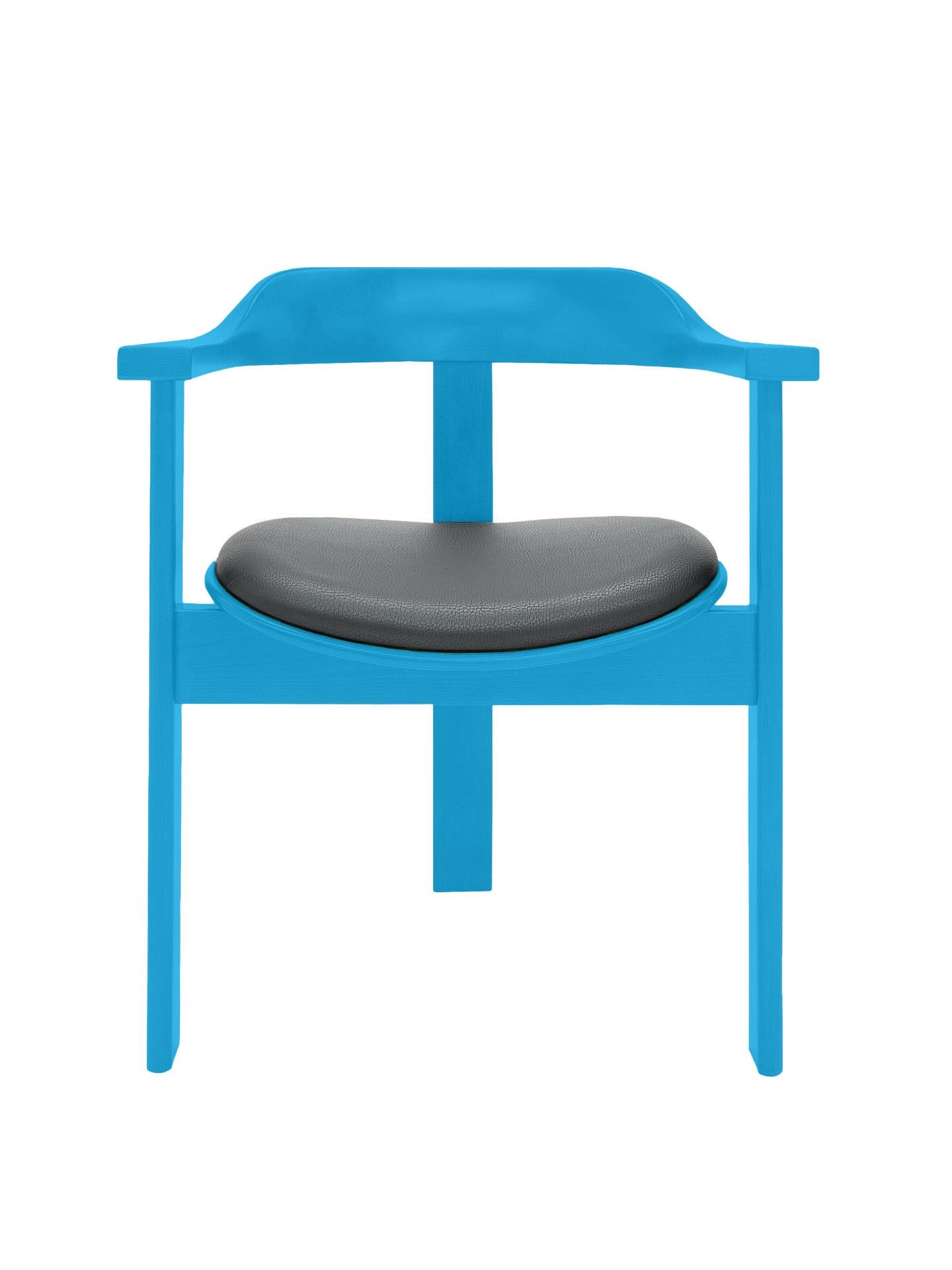 La chaise Haussmann est une pièce vibrante et intemporelle de confort et d'élégance.

Cette chaise unique à trois pieds a été présentée pour la première fois à l'