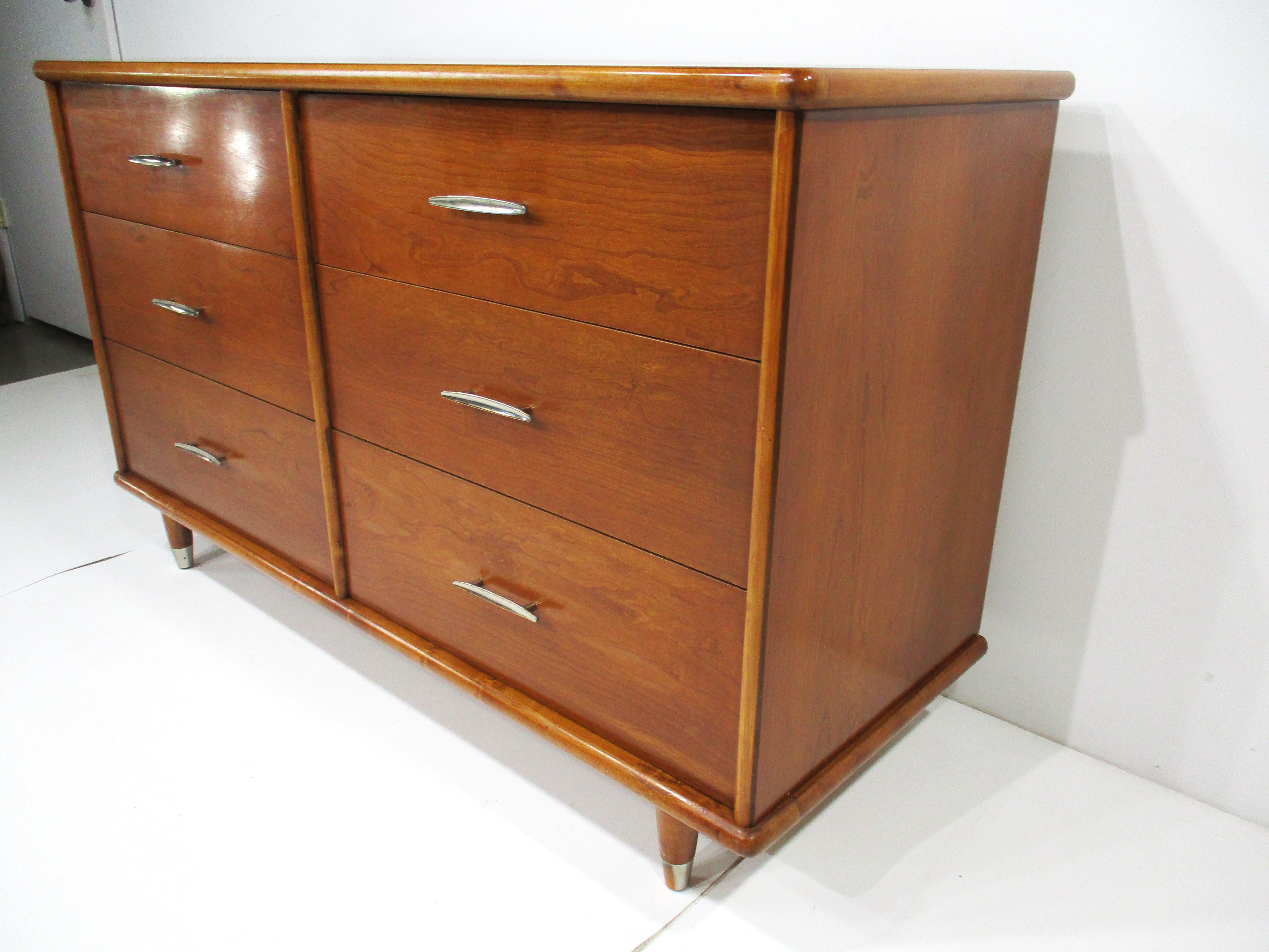 Mid-Century moderno Comò a 6 cassetti di metà secolo nello stile di American of Martinsville in vendita