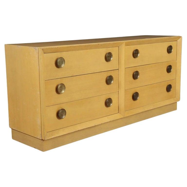 Comò basso a 6 cassetti del Mid Century con finitura bionda e grandi tiretti in ottone. Prodotto negli Stati Uniti nel 1950. Pronto all'uso. Situato a Brooklyn NYC.

Misure 72