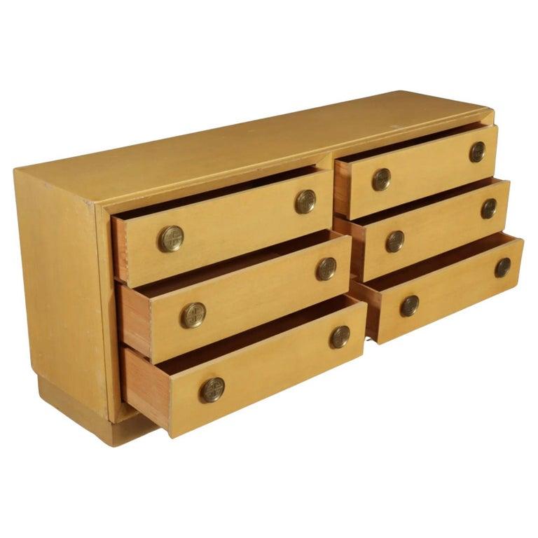 Mid-Century moderno Comò basso a 6 cassetti di metà secolo con tiretti rotondi in ottone in vendita