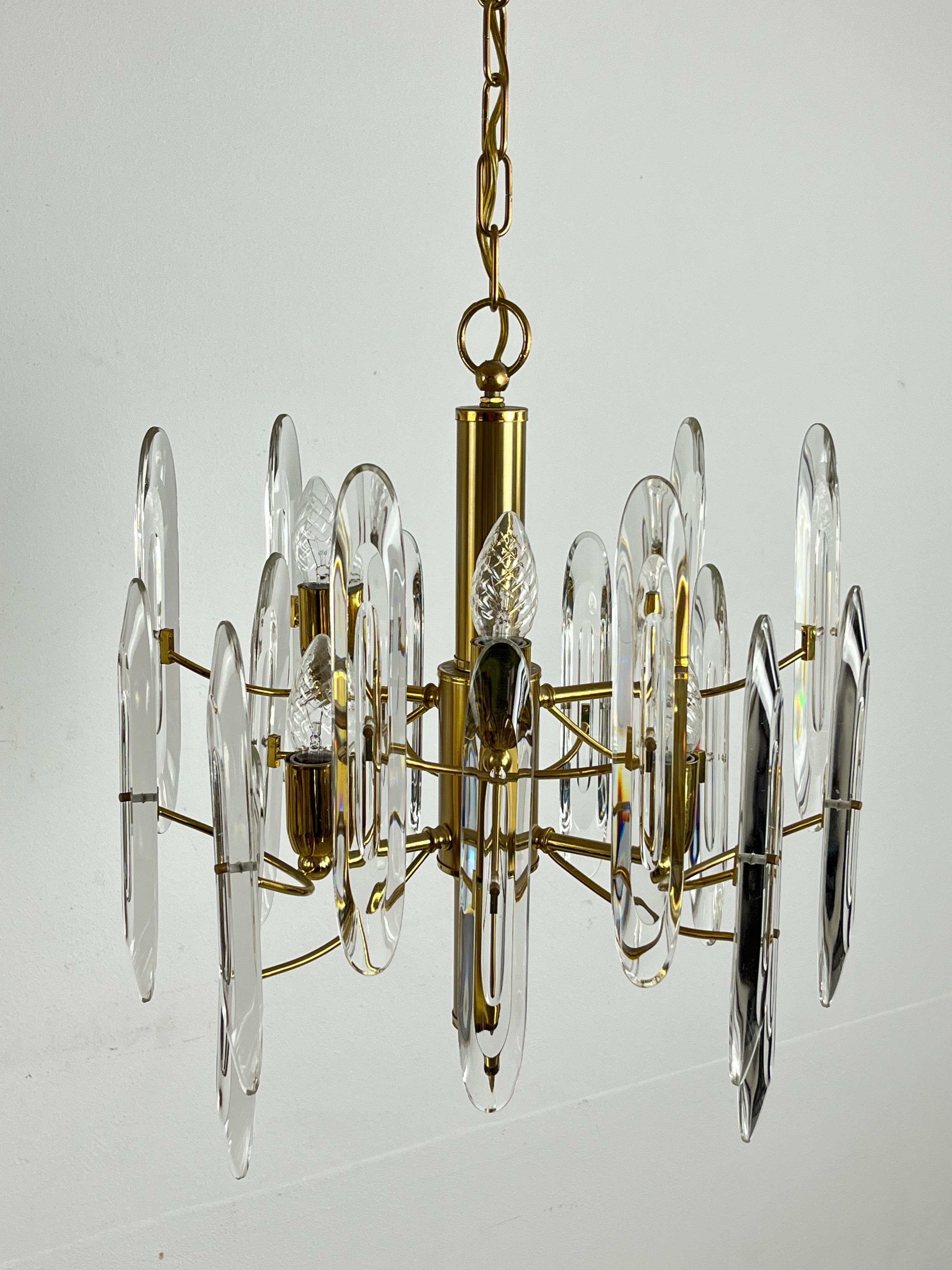 Lampadario a 6 luci in ottone e cristallo di metà secolo, attribuito a Sciolari 1960
Condit e in buone condizioni, lampade E14. La lunghezza del lampadario è di soli 44 cm (compresa la catena di 94 cm).

Biografia di Gaetano Sciolari
Sciolari
