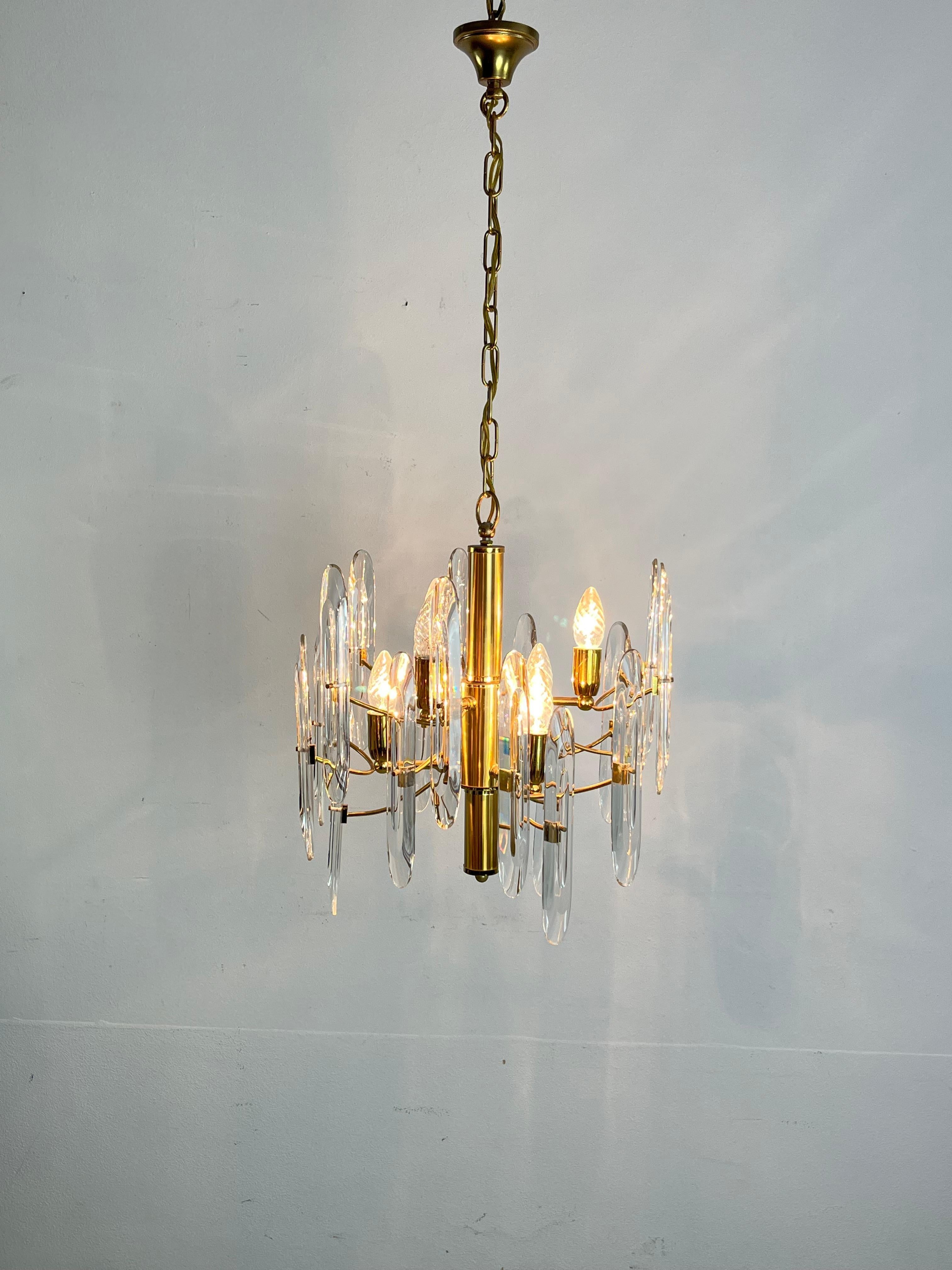 Italiano Lampadario a 6 luci in ottone e cristallo di metà secolo, attribuito a Sciolari 1960 in vendita