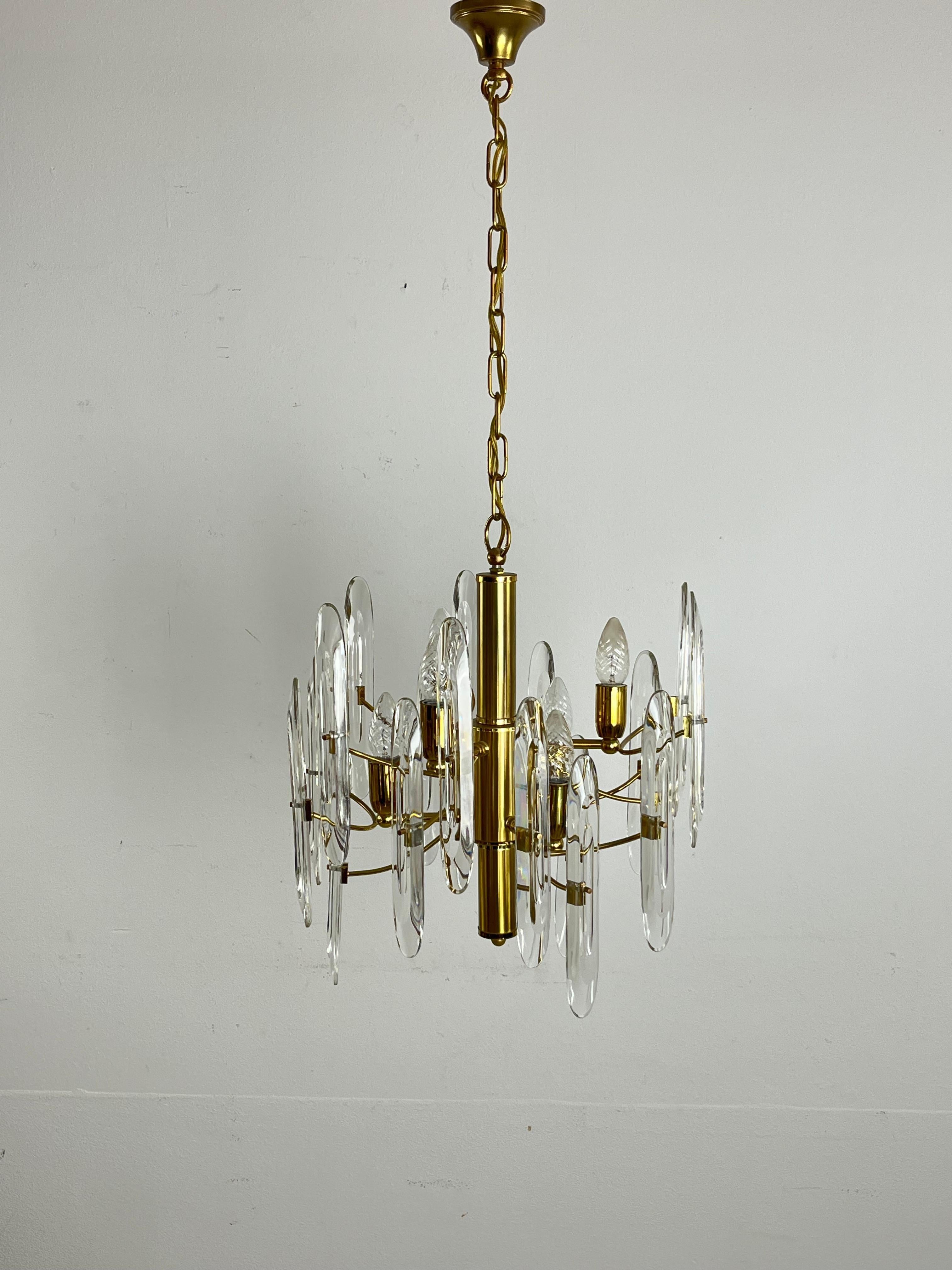 Lampadario a 6 luci in ottone e cristallo di metà secolo, attribuito a Sciolari 1960 In condizioni buone in vendita a Palermo, IT