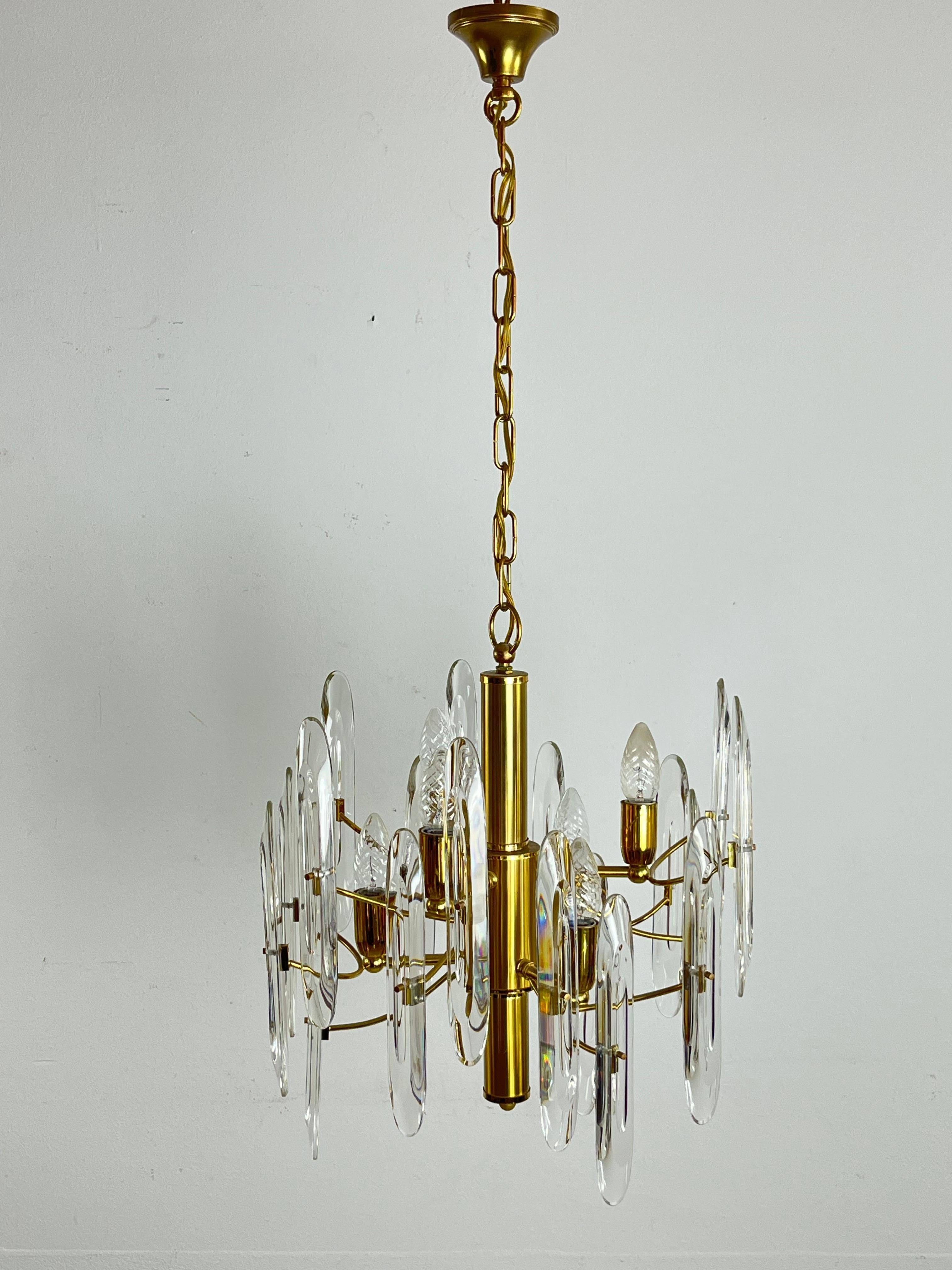 Metà XX secolo Lampadario a 6 luci in ottone e cristallo di metà secolo, attribuito a Sciolari 1960 in vendita