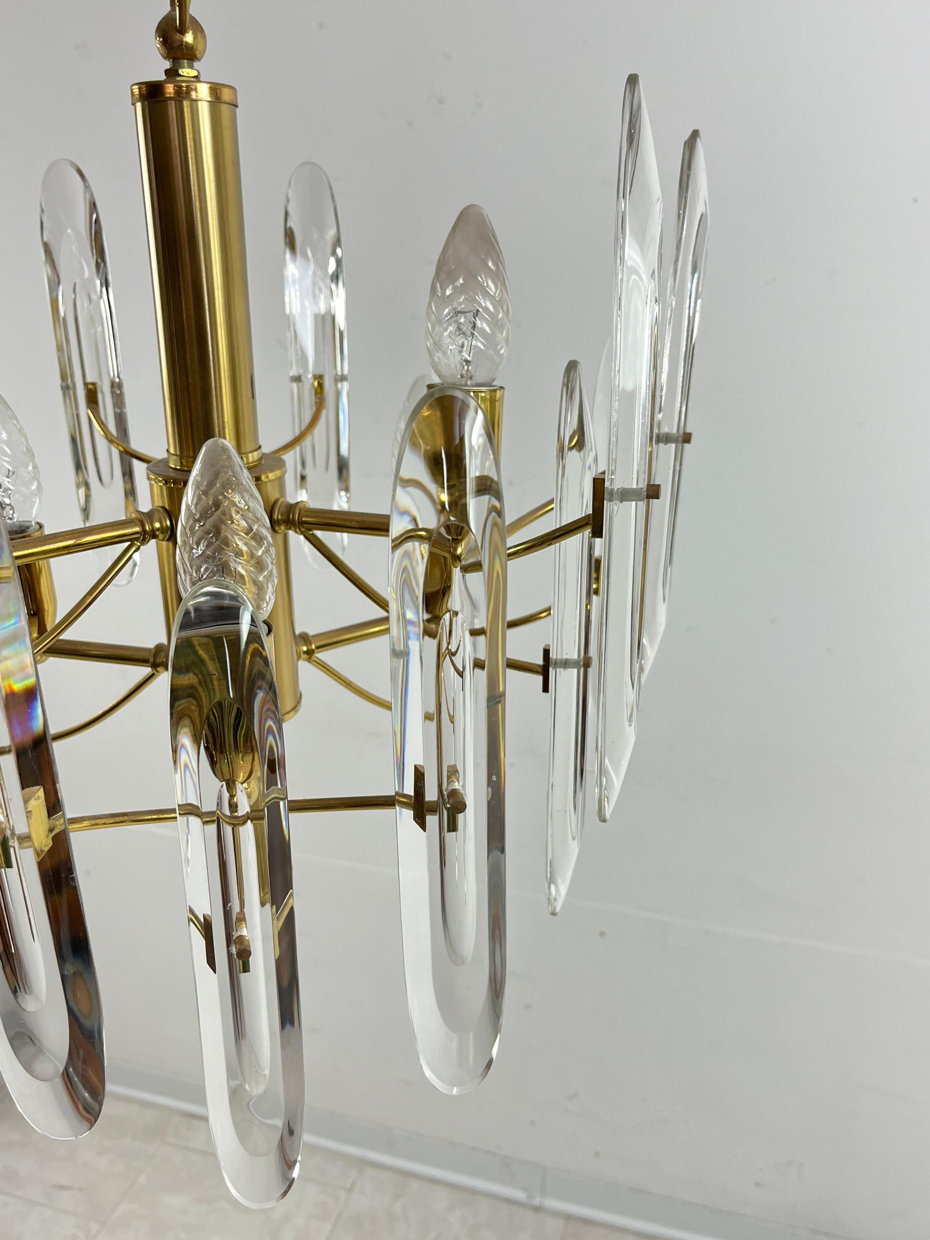 Ottone Lampadario a 6 luci in ottone e cristallo di metà secolo, attribuito a Sciolari 1960 in vendita
