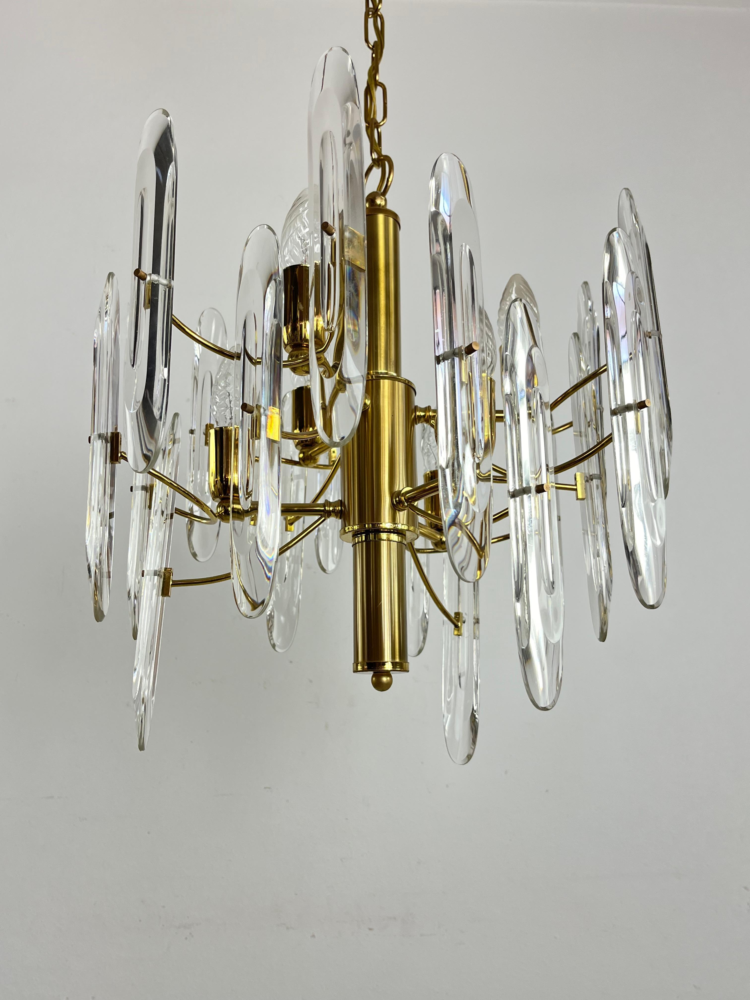 Lampadario a 6 luci in ottone e cristallo di metà secolo, attribuito a Sciolari 1960 in vendita 1