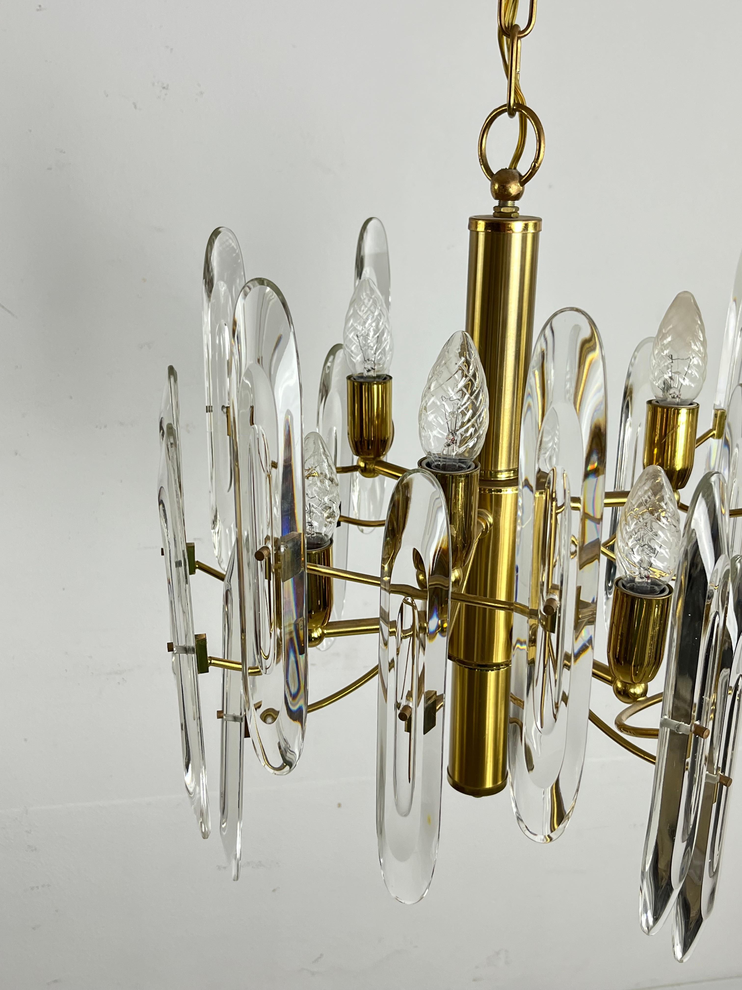 Lampadario a 6 luci in ottone e cristallo di metà secolo, attribuito a Sciolari 1960 in vendita 2