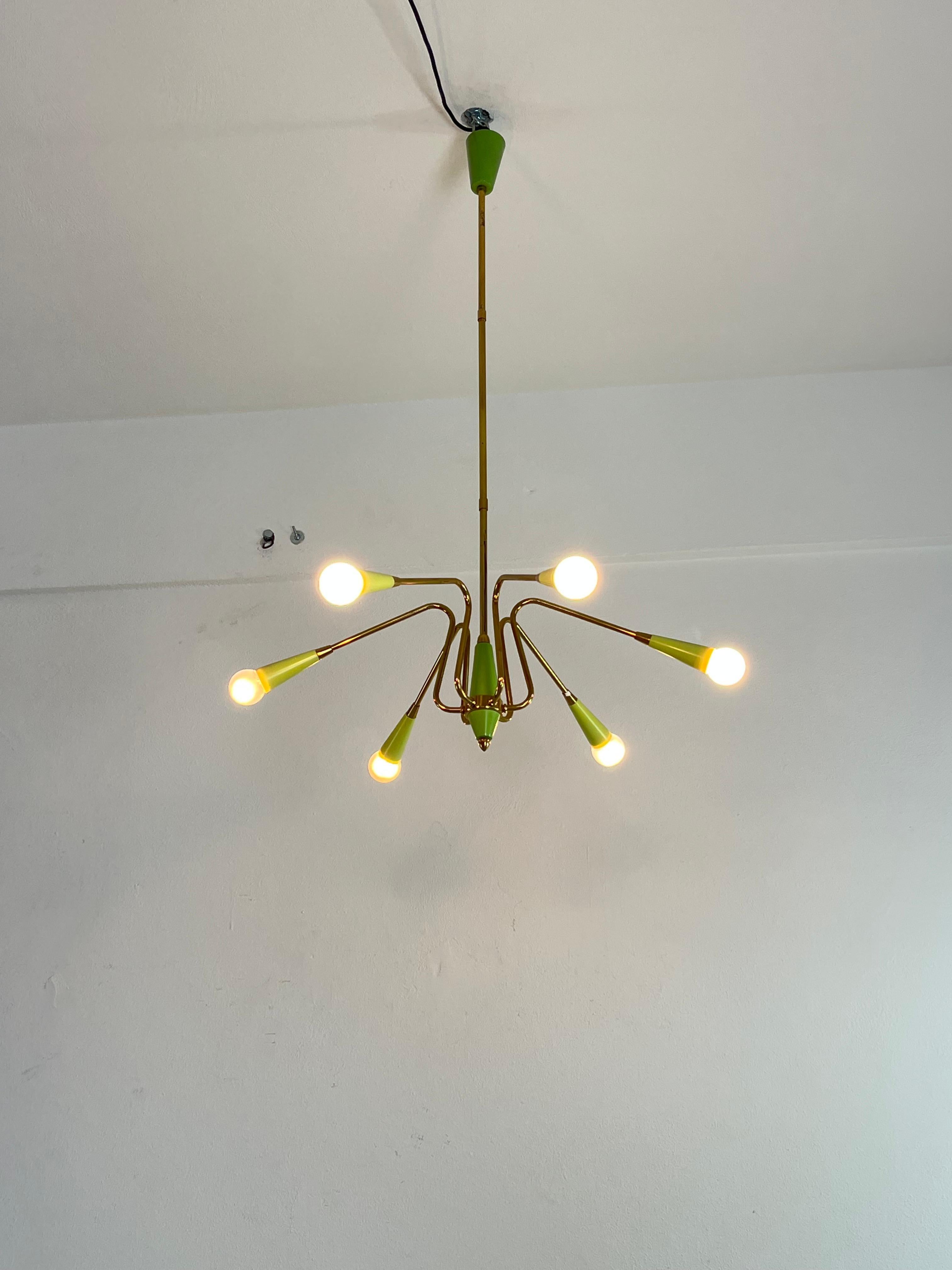 Lampadario a 6 luci in ottone di metà secolo attribuito a Oscar Torlasco, anni '50
Condit e in buone condizioni, lampade E14.