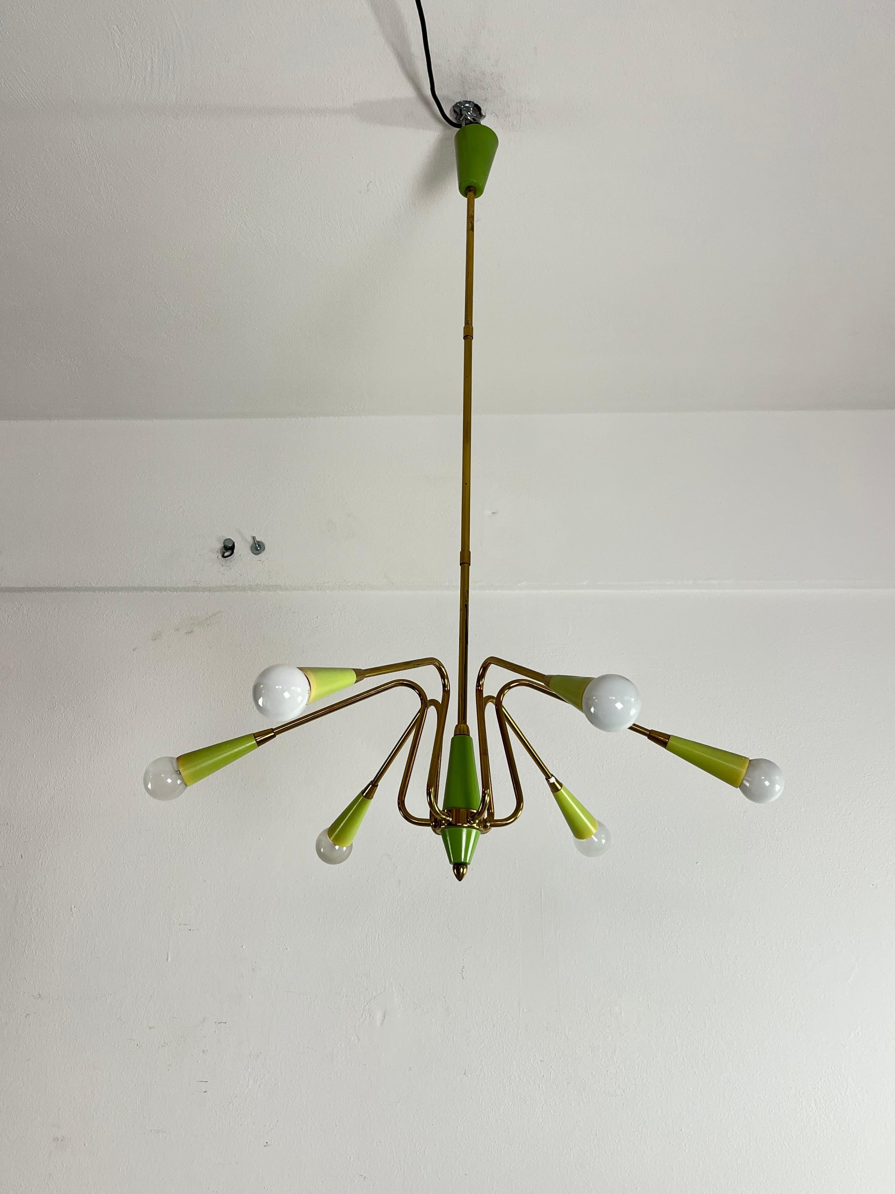 Italiano Lampadario a 6 luci in ottone di metà secolo attribuito a Oscar Torlasco, anni '50 in vendita