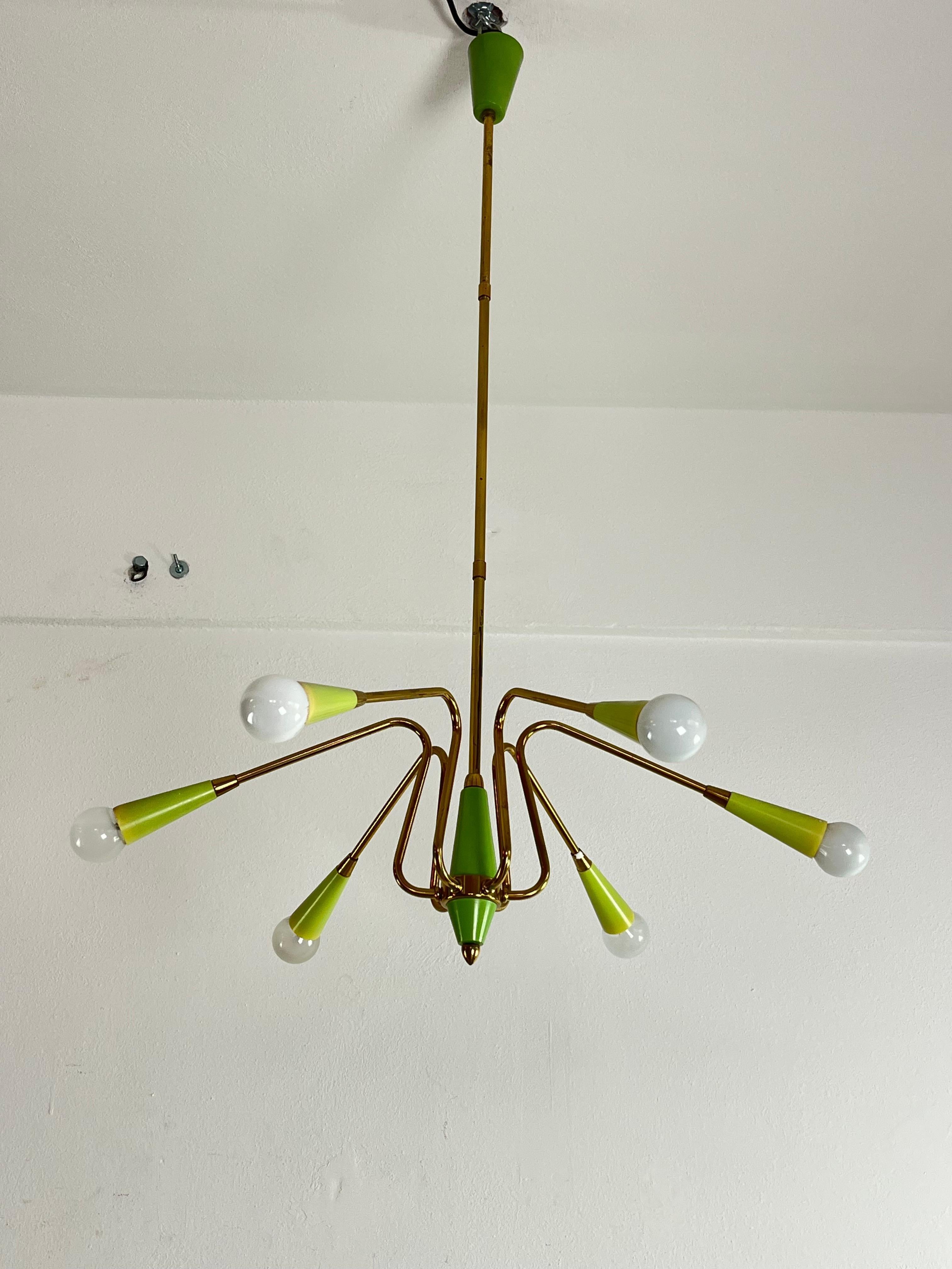 Ottone Lampadario a 6 luci in ottone di metà secolo attribuito a Oscar Torlasco, anni '50 in vendita
