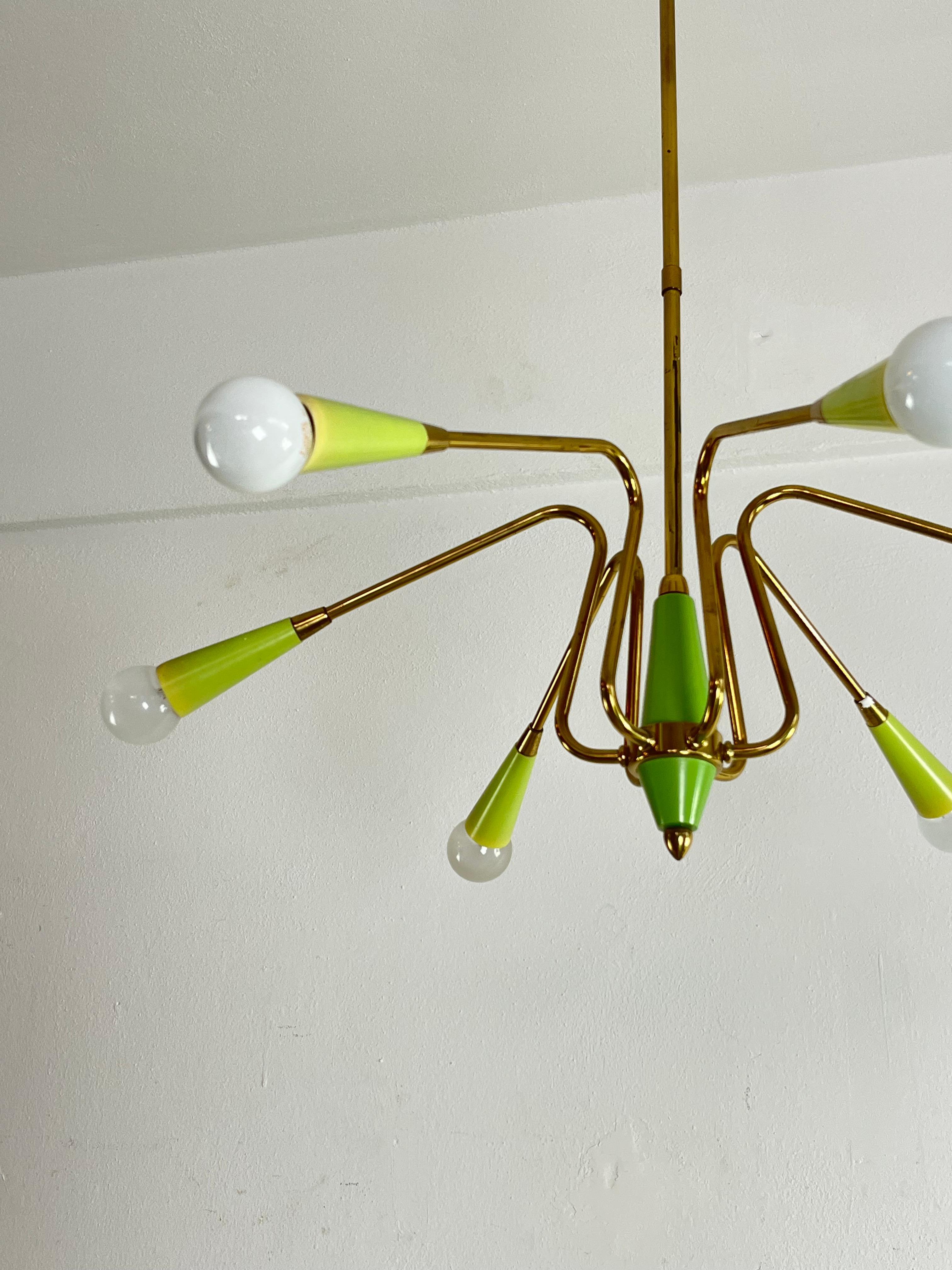 Lampadario a 6 luci in ottone di metà secolo attribuito a Oscar Torlasco, anni '50 in vendita 1