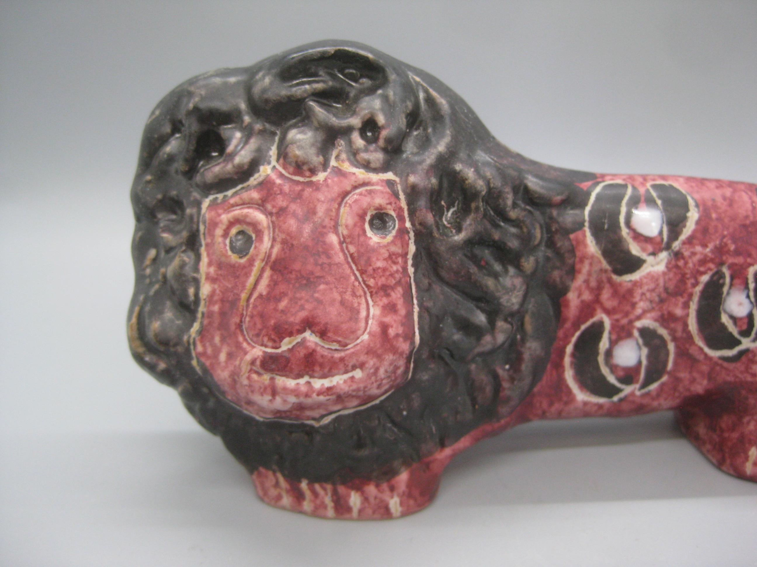 Magnifique sculpture figurine de lion en poterie d'art italienne Aldo Bitossi, datant des années 1960. Marqué sur le fond 