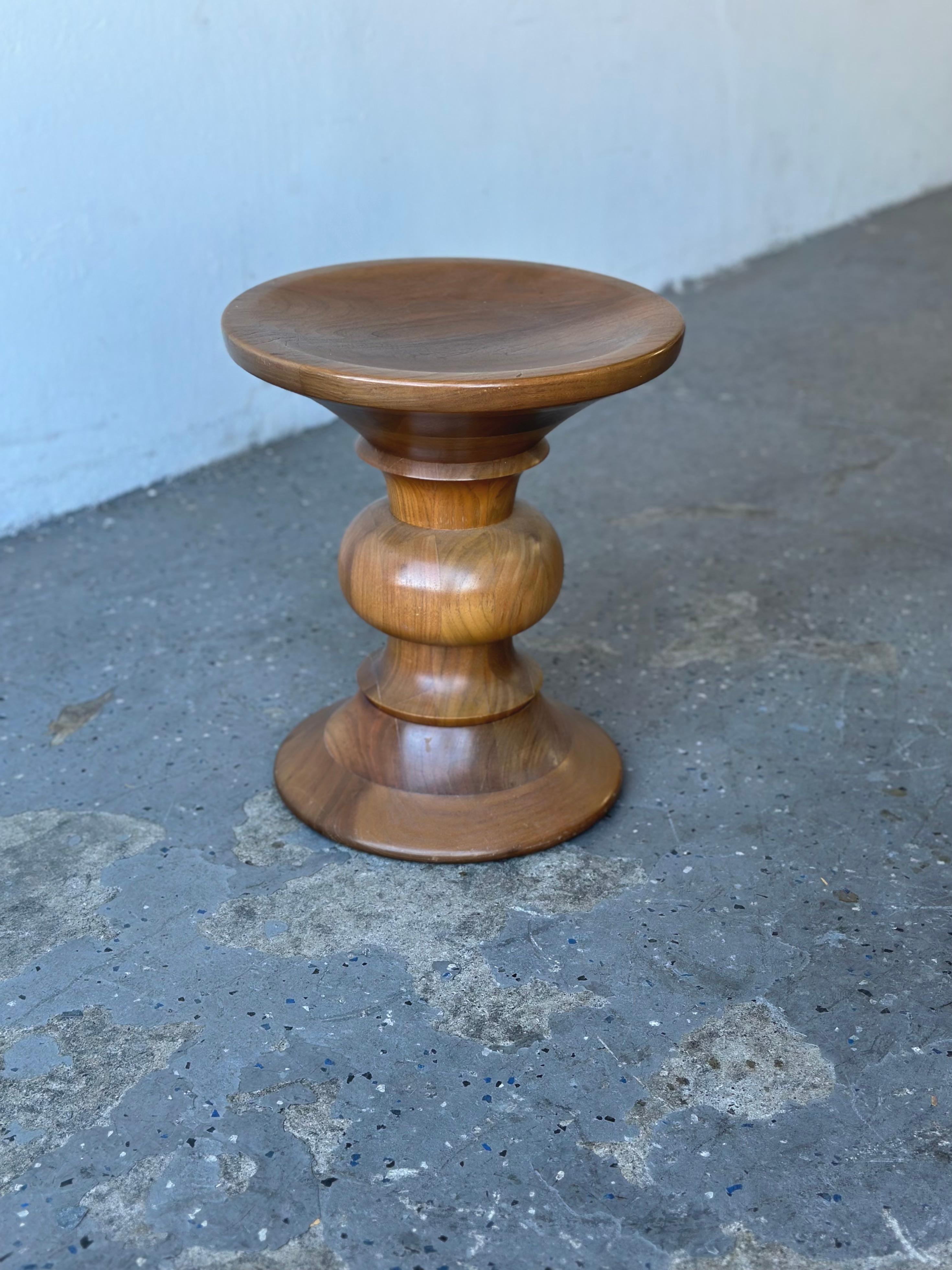 Mid Century 60s Eames Time Life Walnut Stool Model 513 Shape B by Herman Miller In Good Condition In Las Vegas, NV