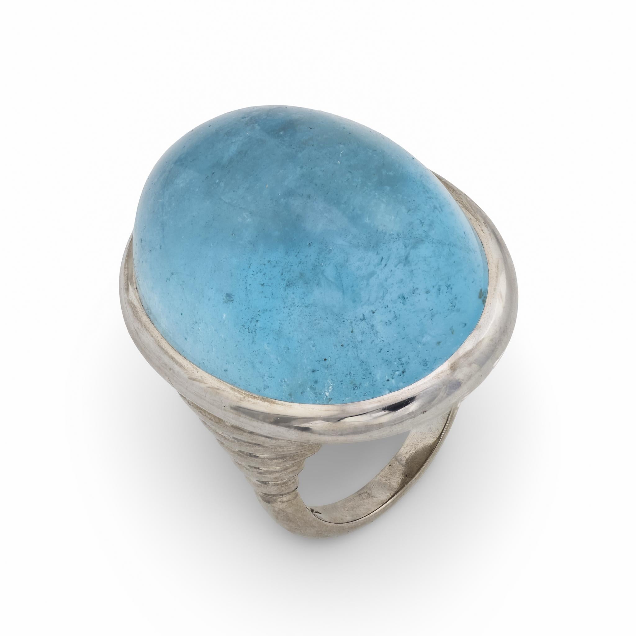 Anello da cocktail in oro bianco 18k da 62 carati con taglio cabochon di acquamarina
