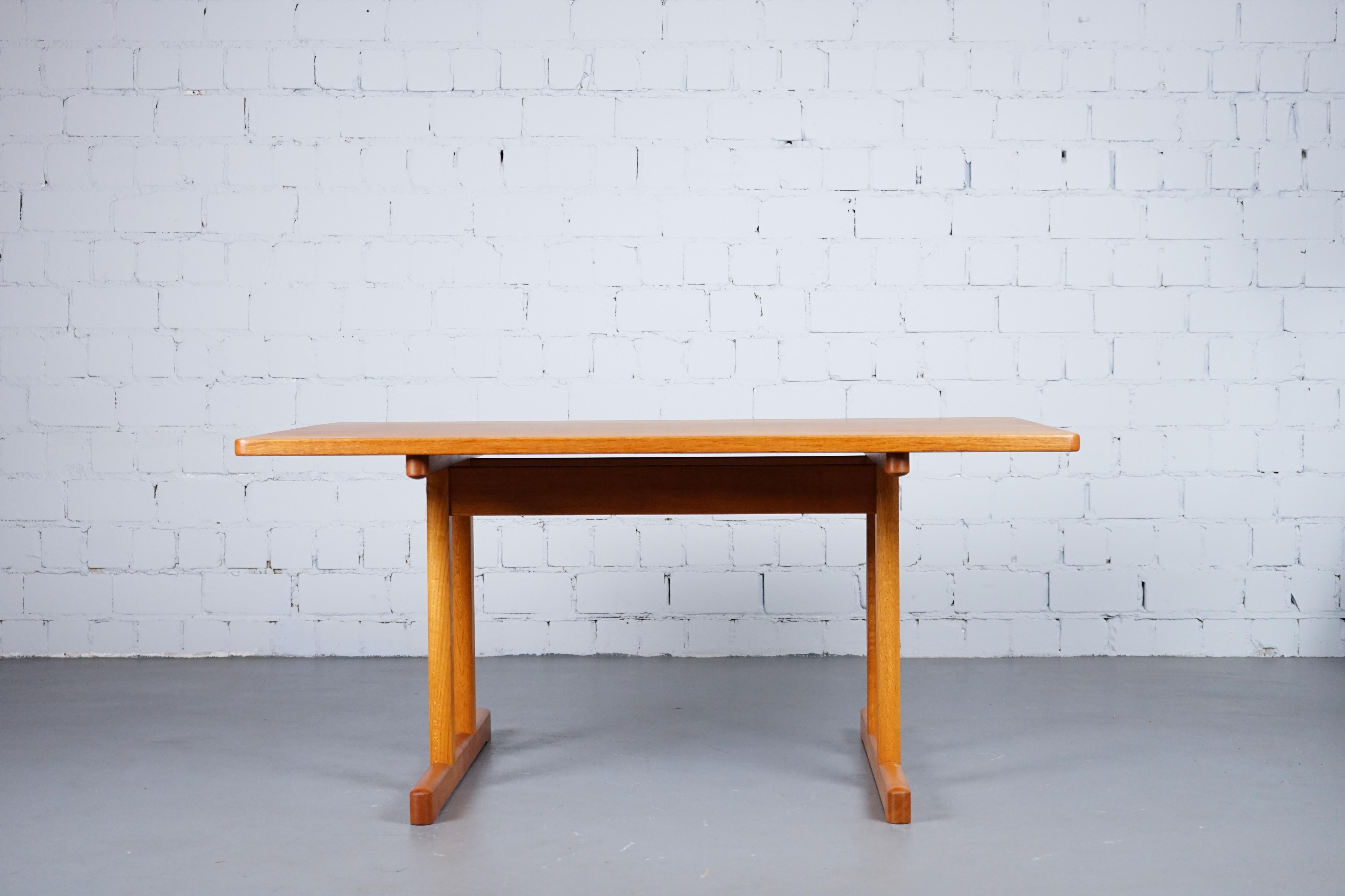 Magnifique table de salle à manger en chêne massif du milieu du siècle, modèle 6289, conçue par Børge Mogensen pour Fredericia (Danemark). La table a été entièrement restaurée par notre menuisier professionnel et traitée avec une huile naturelle à