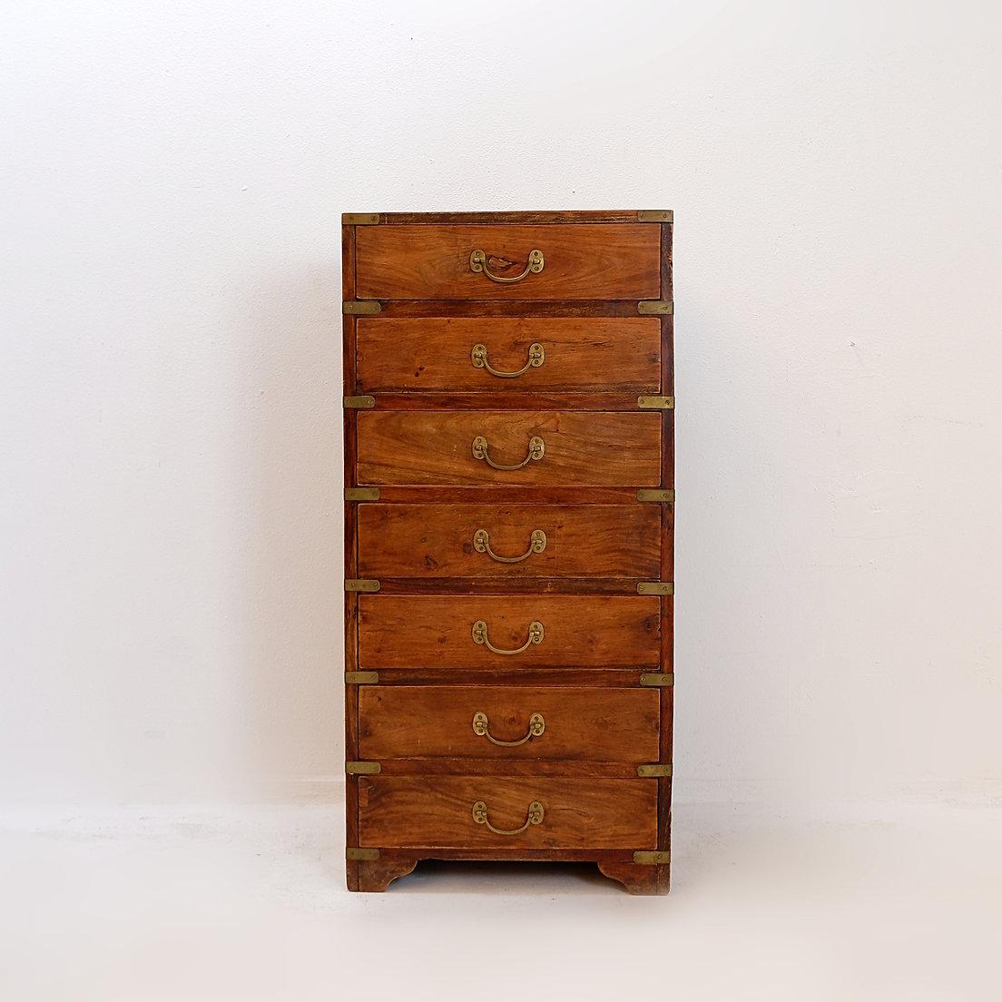 Chiffonier - Semainier - Mobiliario de camping
Medidas : 50x45cm H:104cm 
Arcón alto de buena calidad fabricado en una madera dura como el padouk.   Banco de 7 cajones de iguales proporciones, cada uno con tiradores de latón, provistos además de